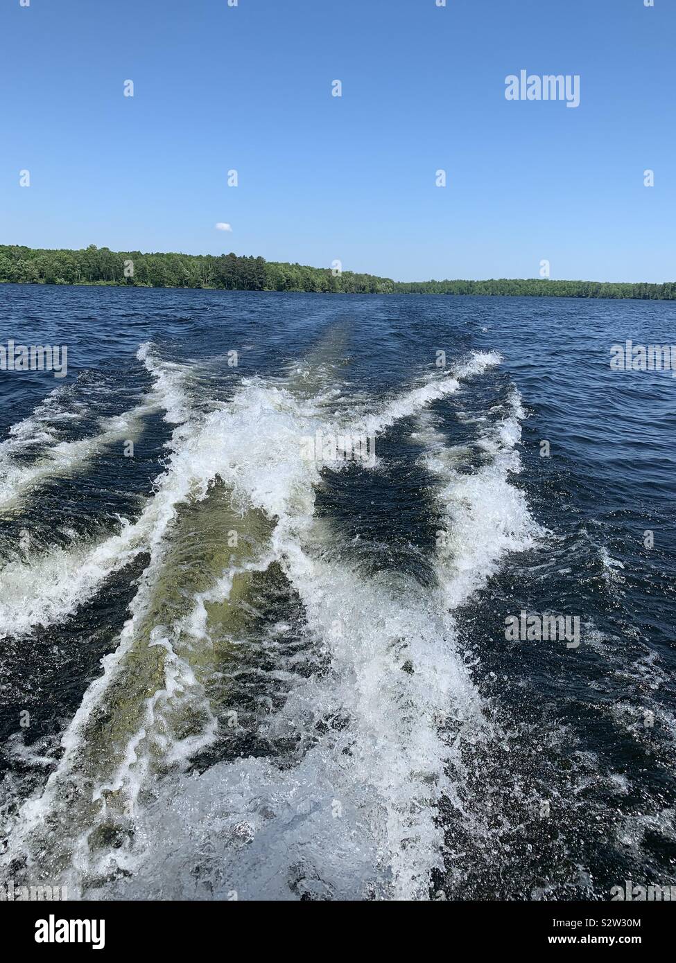 Boot Wellen auf einem See. Stockfoto