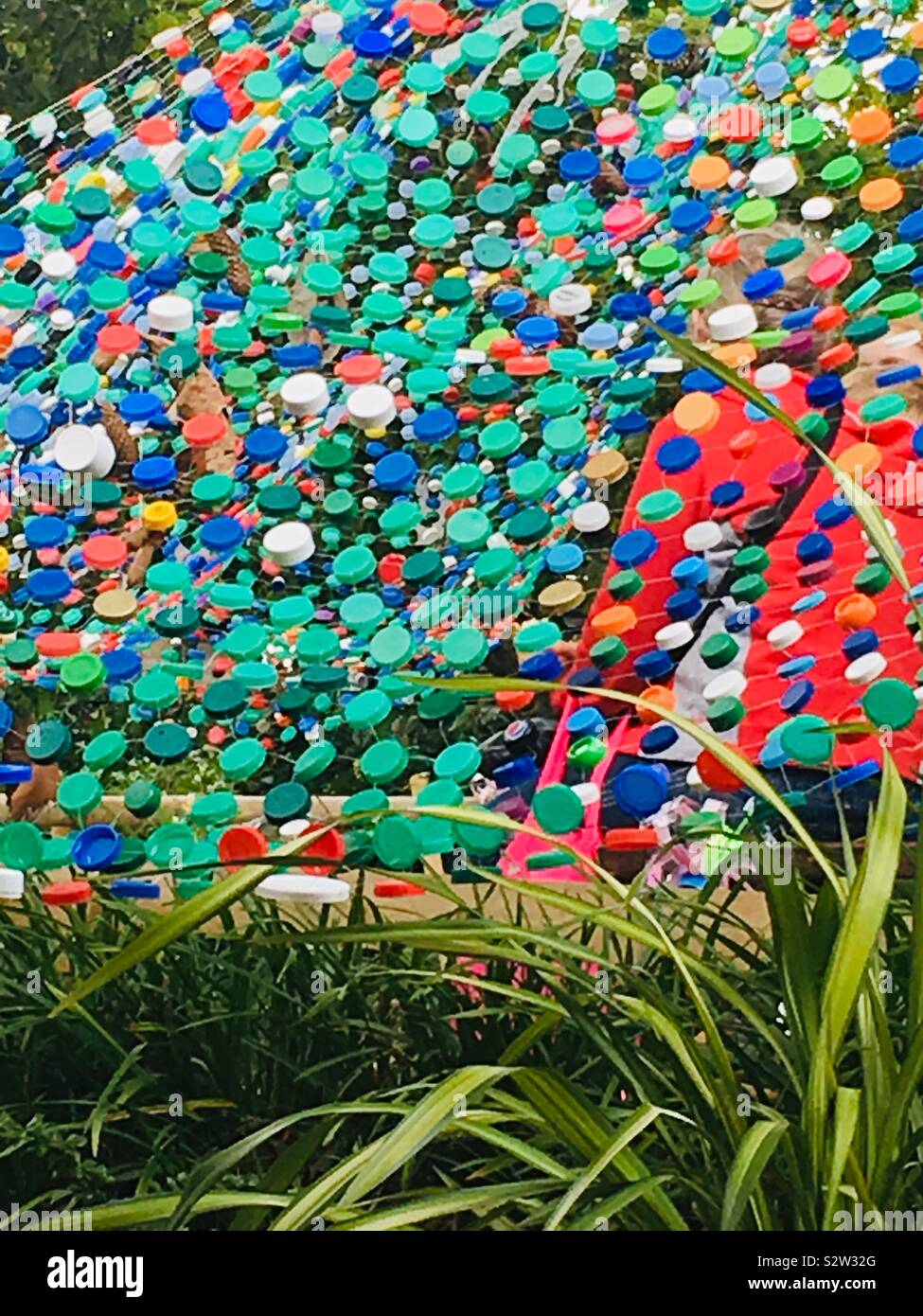 Aus recyceltem Kunststoff Flasche mit Deckel Kunst arbeiten in Clarke's Dorf, Straße, Großbritannien Stockfoto