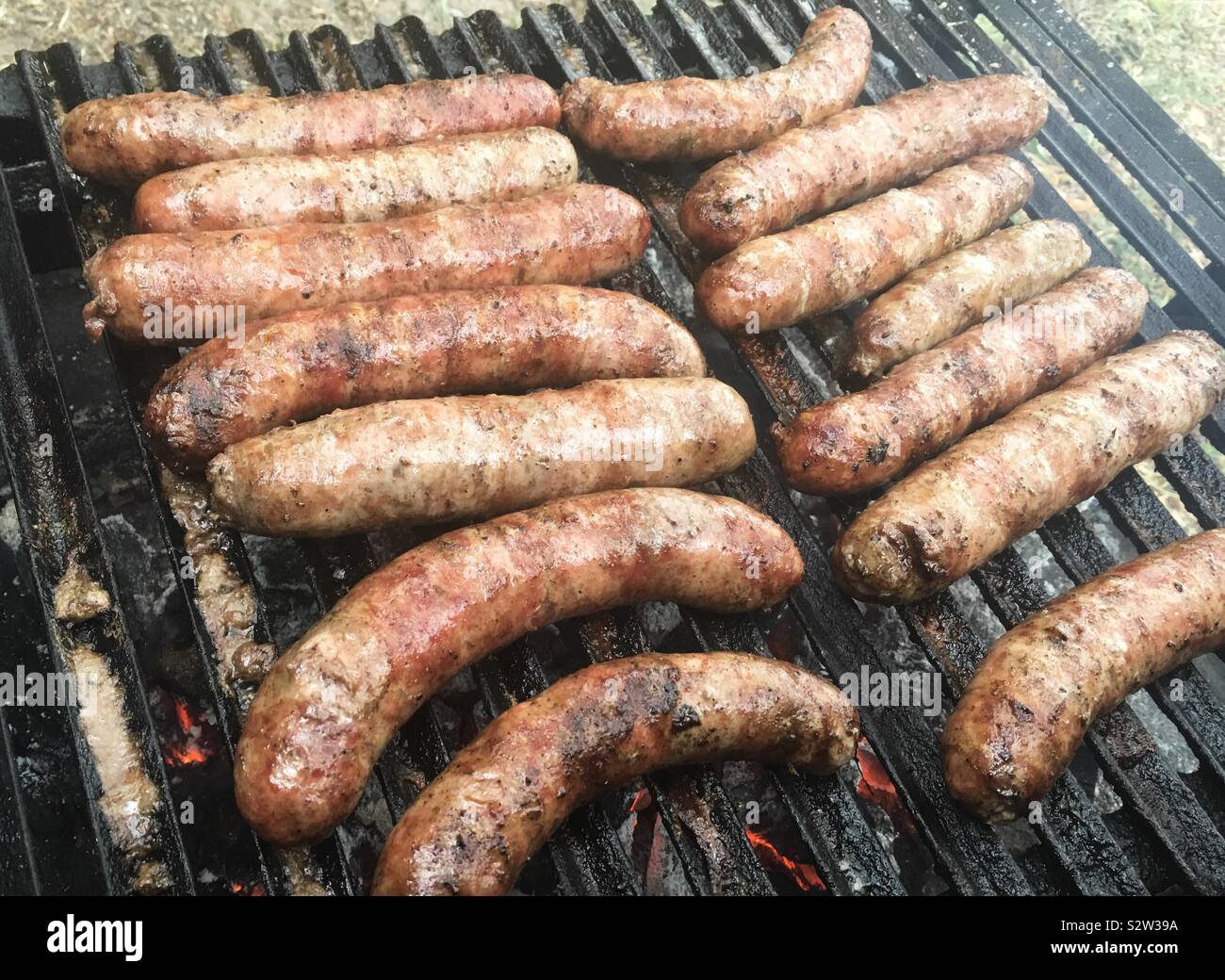 Gegrillte Würstchen auf dem Grill - Smartphone-aufgenommenes Stockfoto