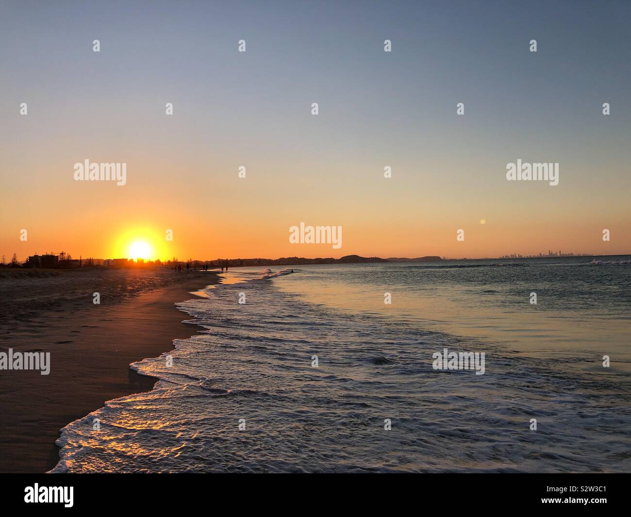 Woge bei Kirra Beach Sunset Stockfoto