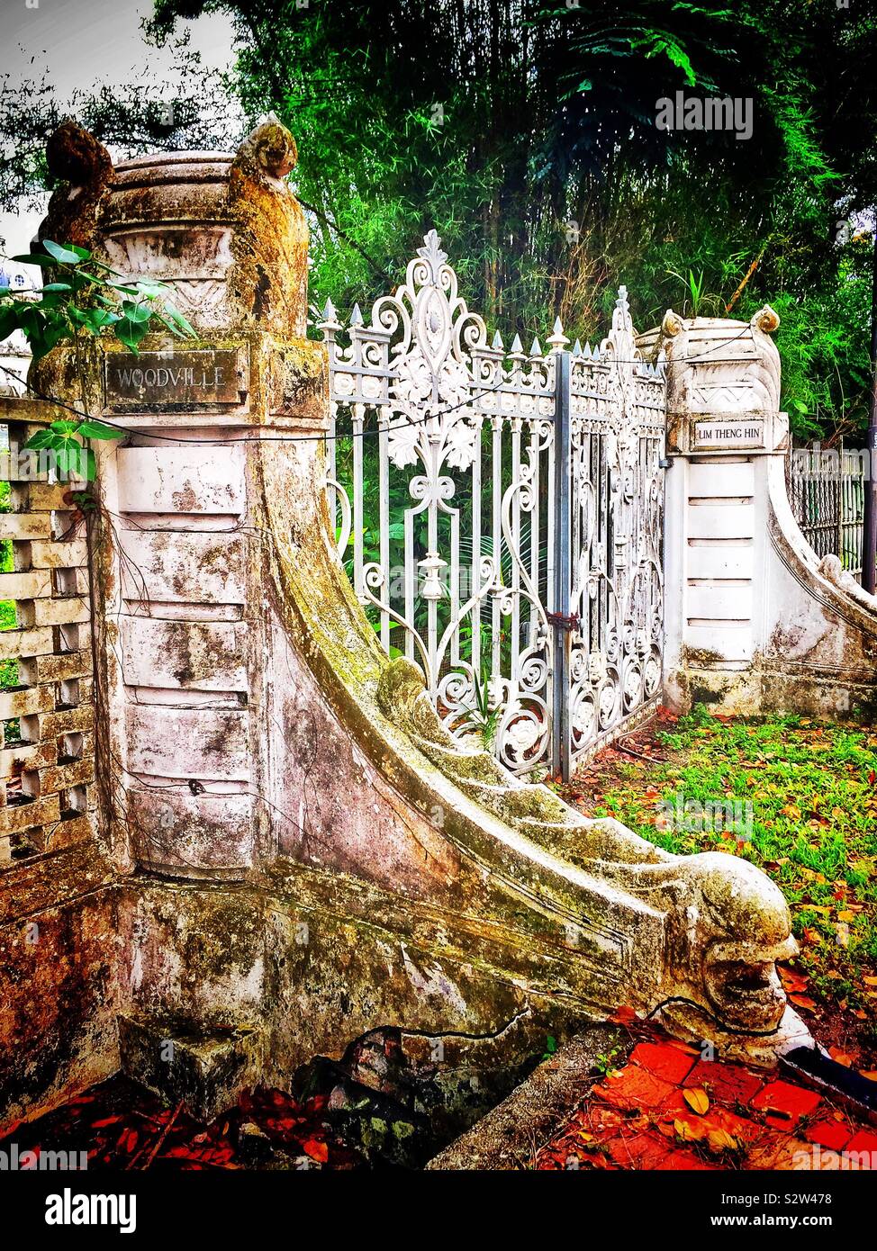 Der Eingang zum Woodville, einem Herrenhaus 1925 an der Jalan Sultan Ahmad Shah (ehemals Northam Road), Georgetown, Penang, Malaysia - Smartphone-aufgenommenes Stockfoto