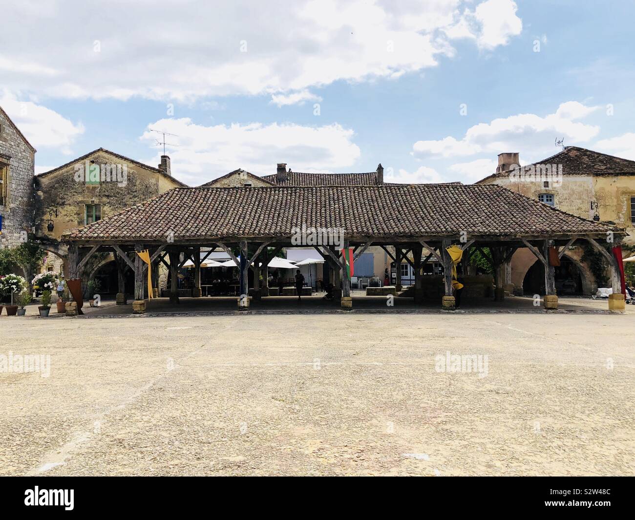 Mittelalterlicher Markt in der Bastide von Monpazier in Frankreich - Smartphone-aufgenommenes Stockfoto