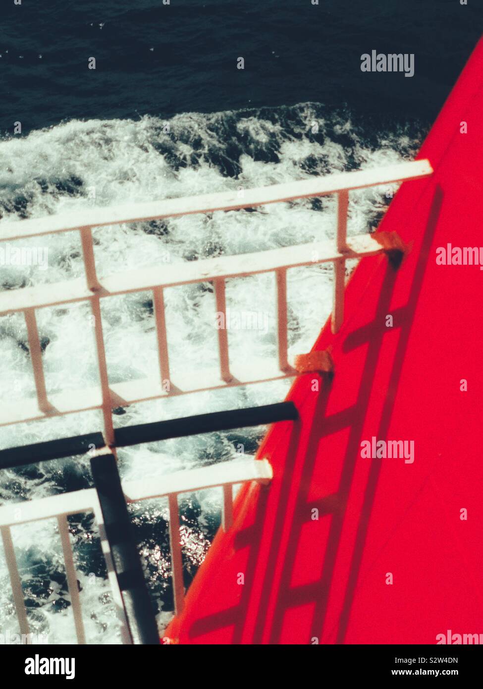 Schatten der Geländer auf roten Schiffe während der Fahrt mit der Fähre Trichter Stockfoto
