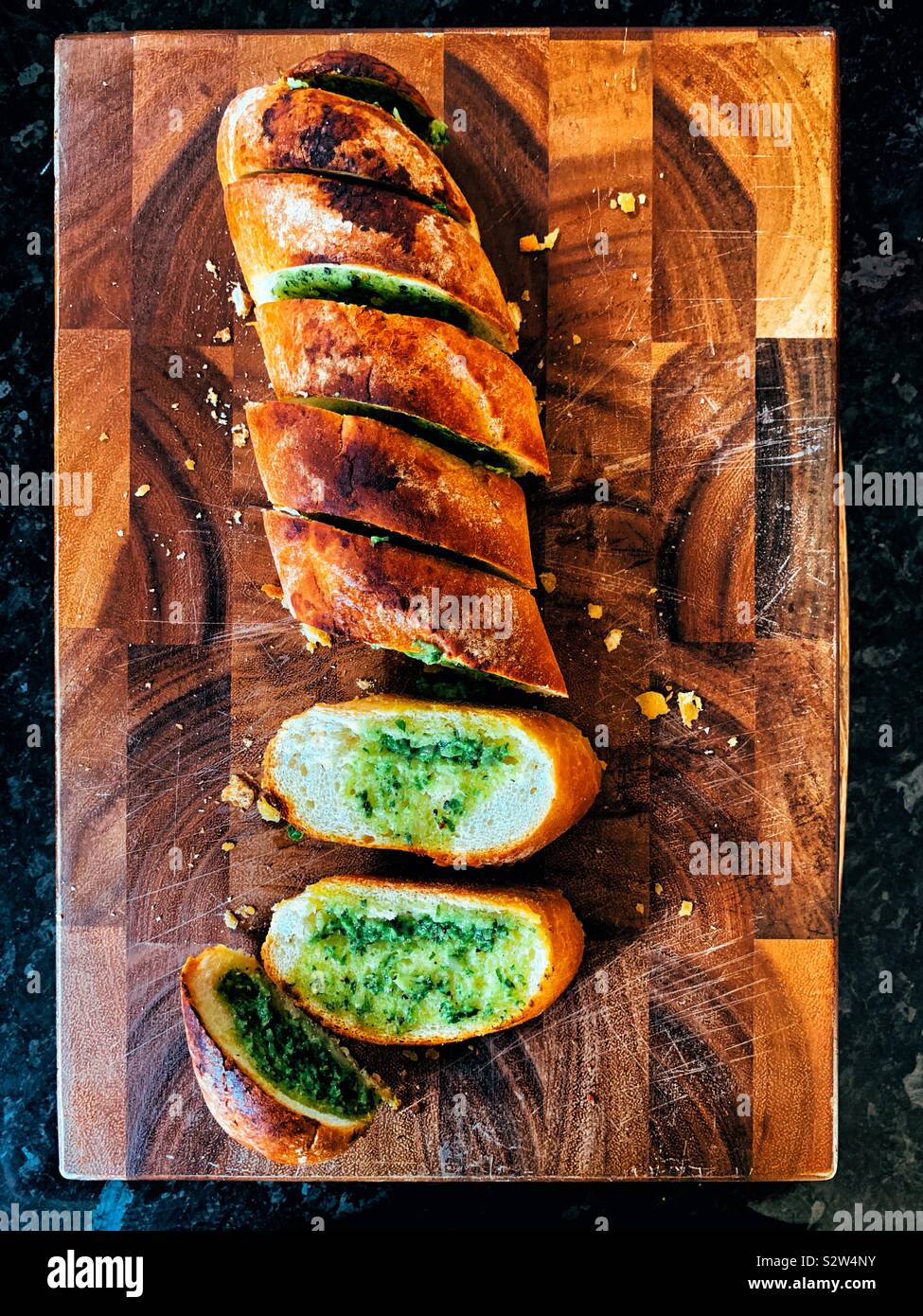 Knoblauch Baguette mit Petersilie und Knoblauch Butter Stockfoto