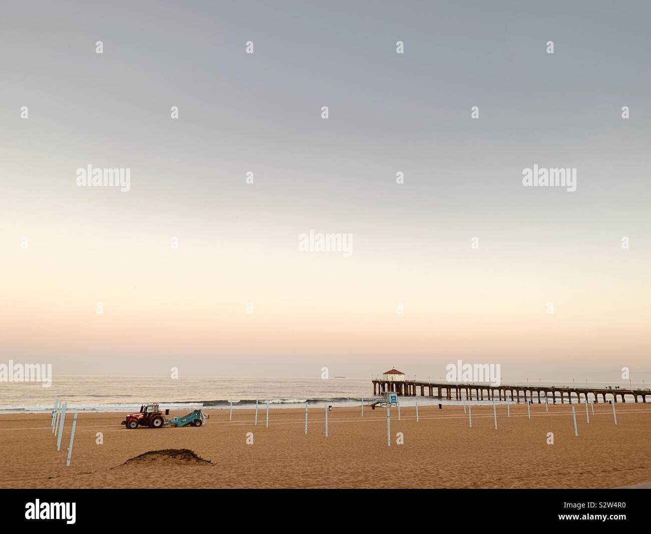 Morgen Strand Reinigung. Manhattan Beach, Kalifornien, USA. Stockfoto