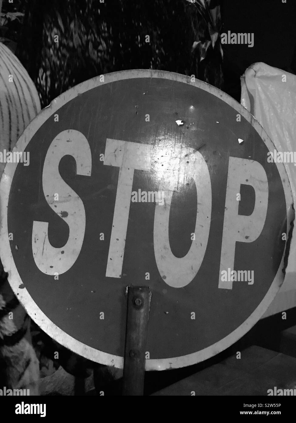 Ein Stop Schild in Singapur Stockfoto