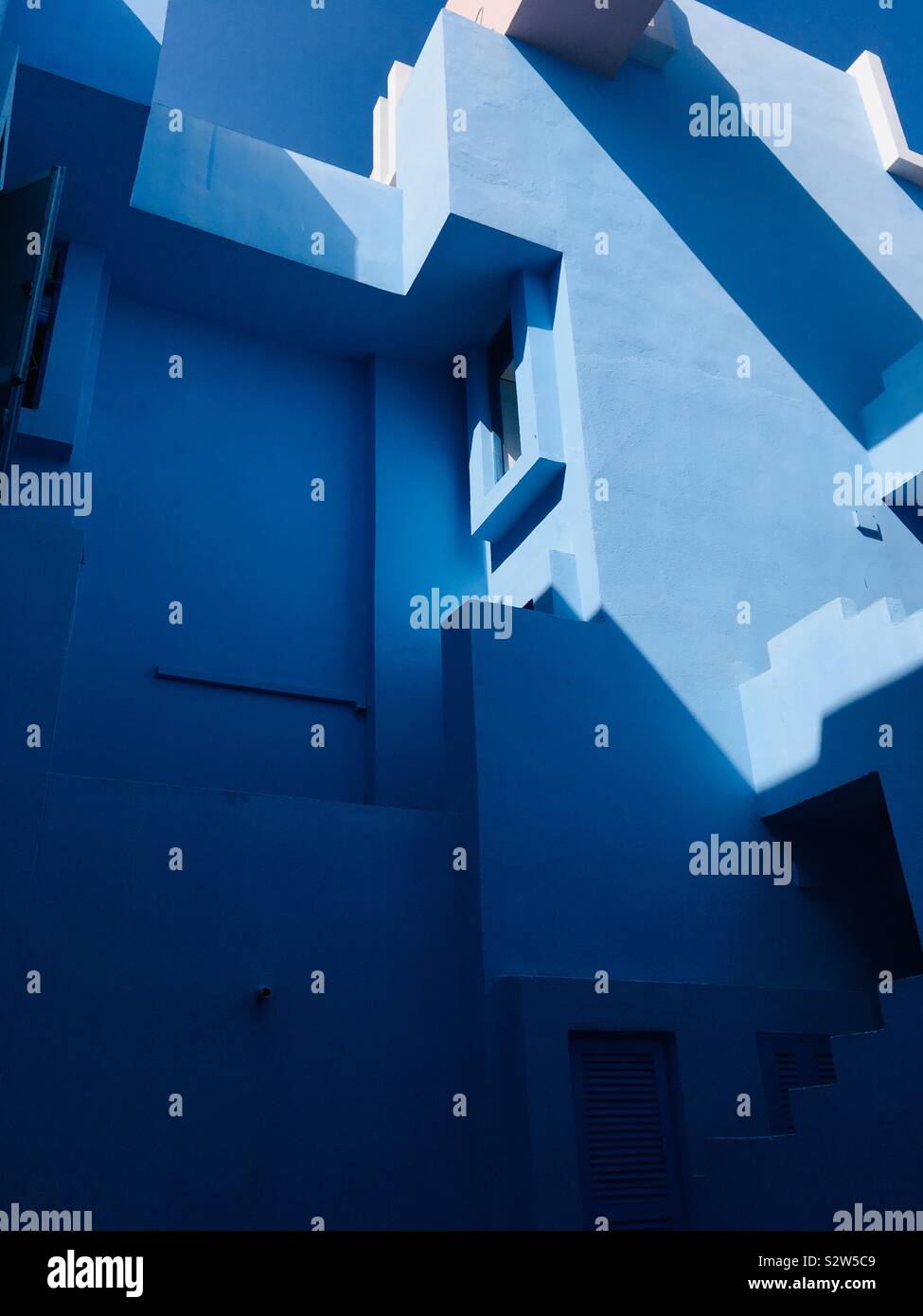 Geometrische blaues Gebäude in Spanien Stockfoto