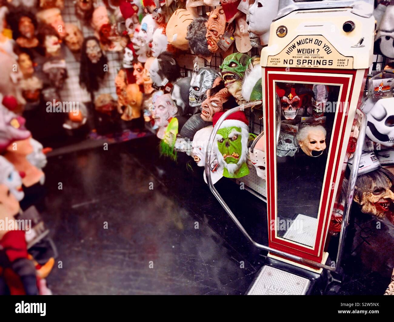 Abracadabra ist ein langjähriger Magie und Kostüm im Flatiron District, NEW YORK CITY, USA - Smartphone-aufgenommenes Stockfoto