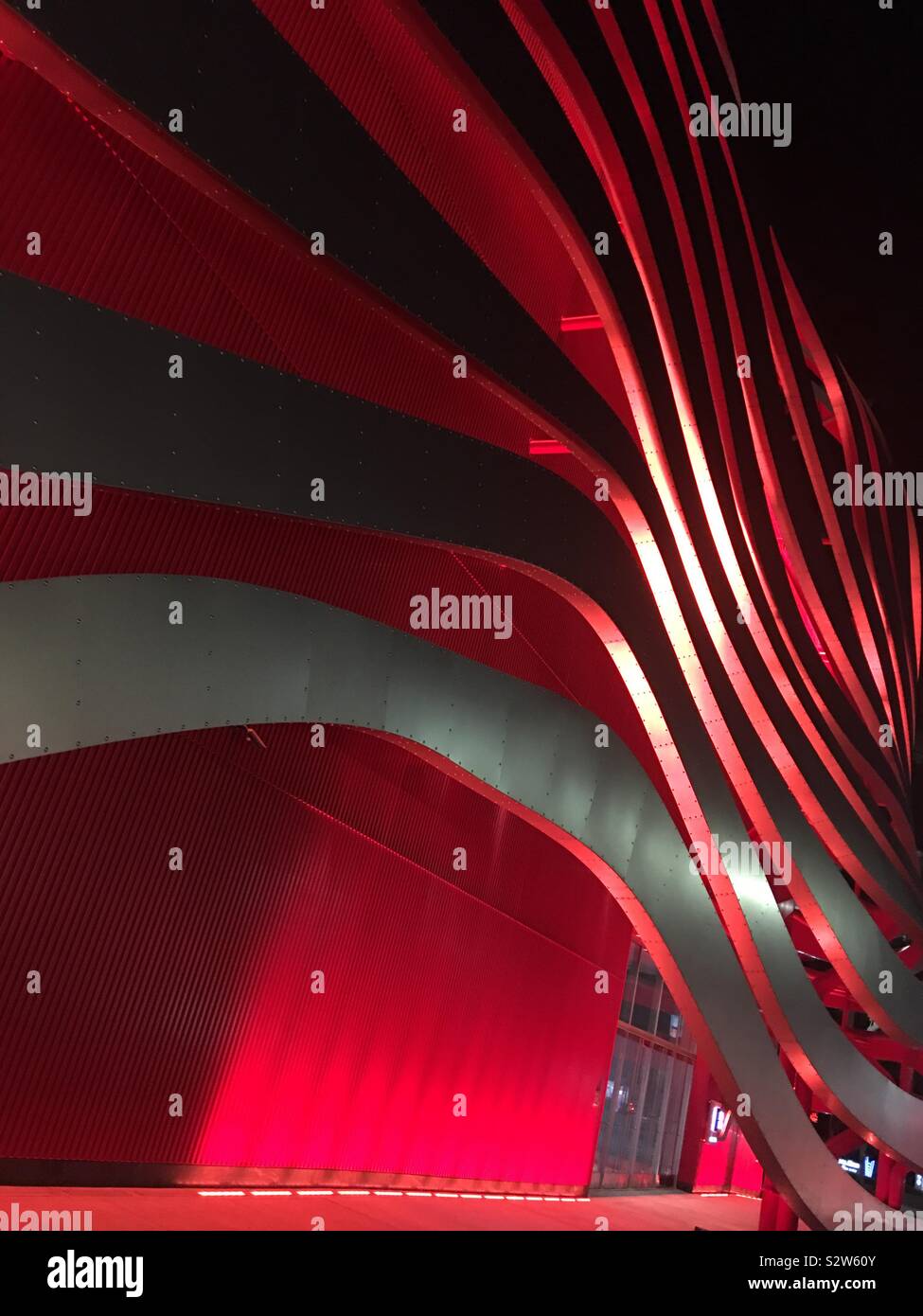 LOS ANGELES, Ca, May 2019: Rot und Aluminium außen Petersen Automotive Museum bei Nacht - Smartphone-aufgenommenes Stockfoto