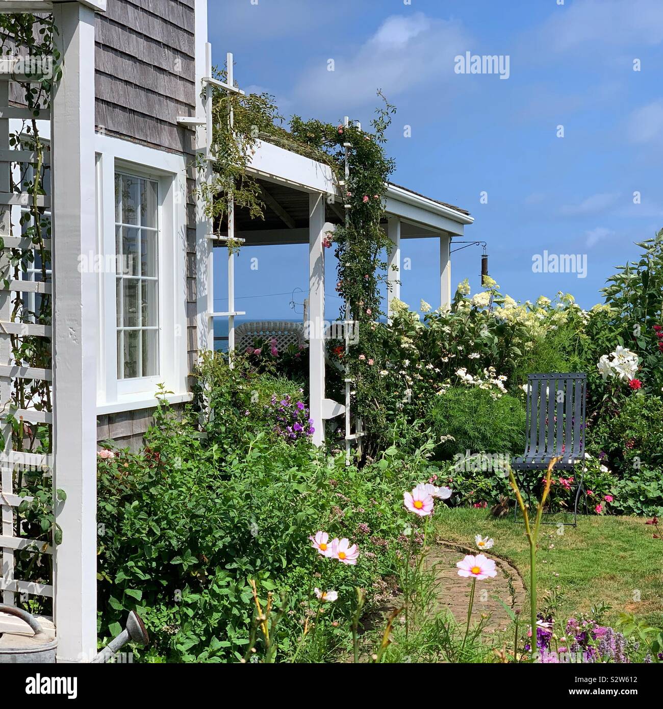 Sommer Blick auf ein Haus in der Stadt Siasconset, Nantucket Island, Massachusetts, Vereinigte Staaten von Amerika - Smartphone-aufgenommenes Stockfoto