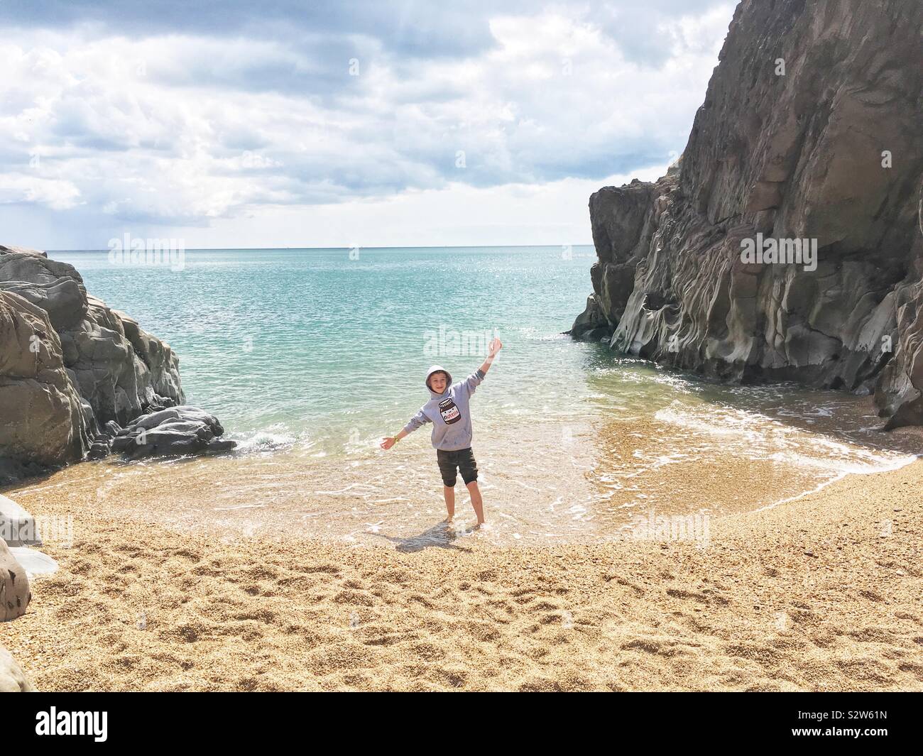 Zehn Jahre alten Jungen bei Blackpool Sands Beach, Devon, England, Vereinigtes Königreich. Stockfoto