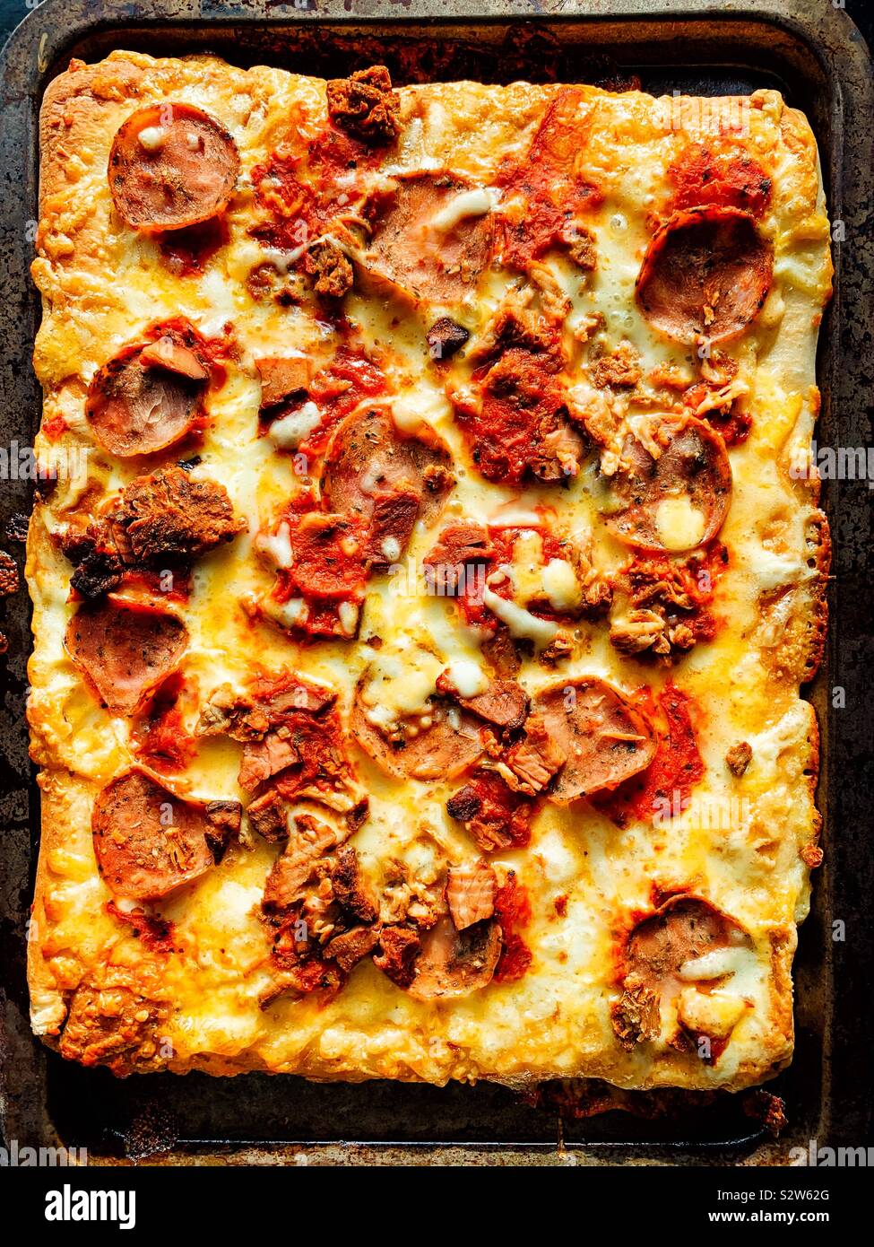 Quadratische Peperoni-pizza Stockfoto