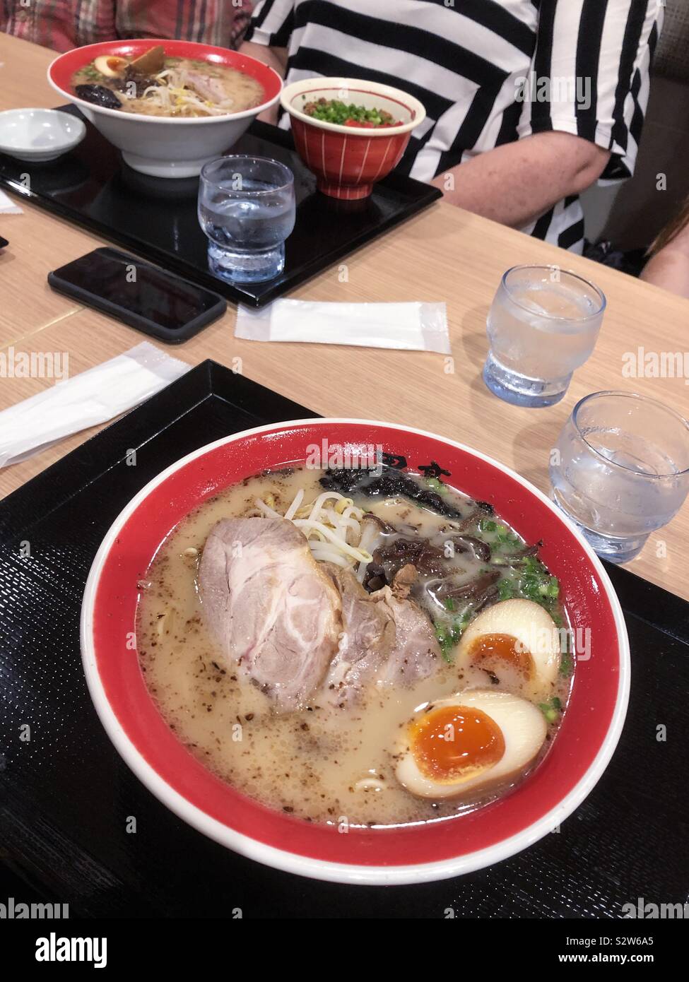 Ramen Nudeln Suppe mit Eiern und porc Fleisch in einem Restaurant in Japan. Stockfoto