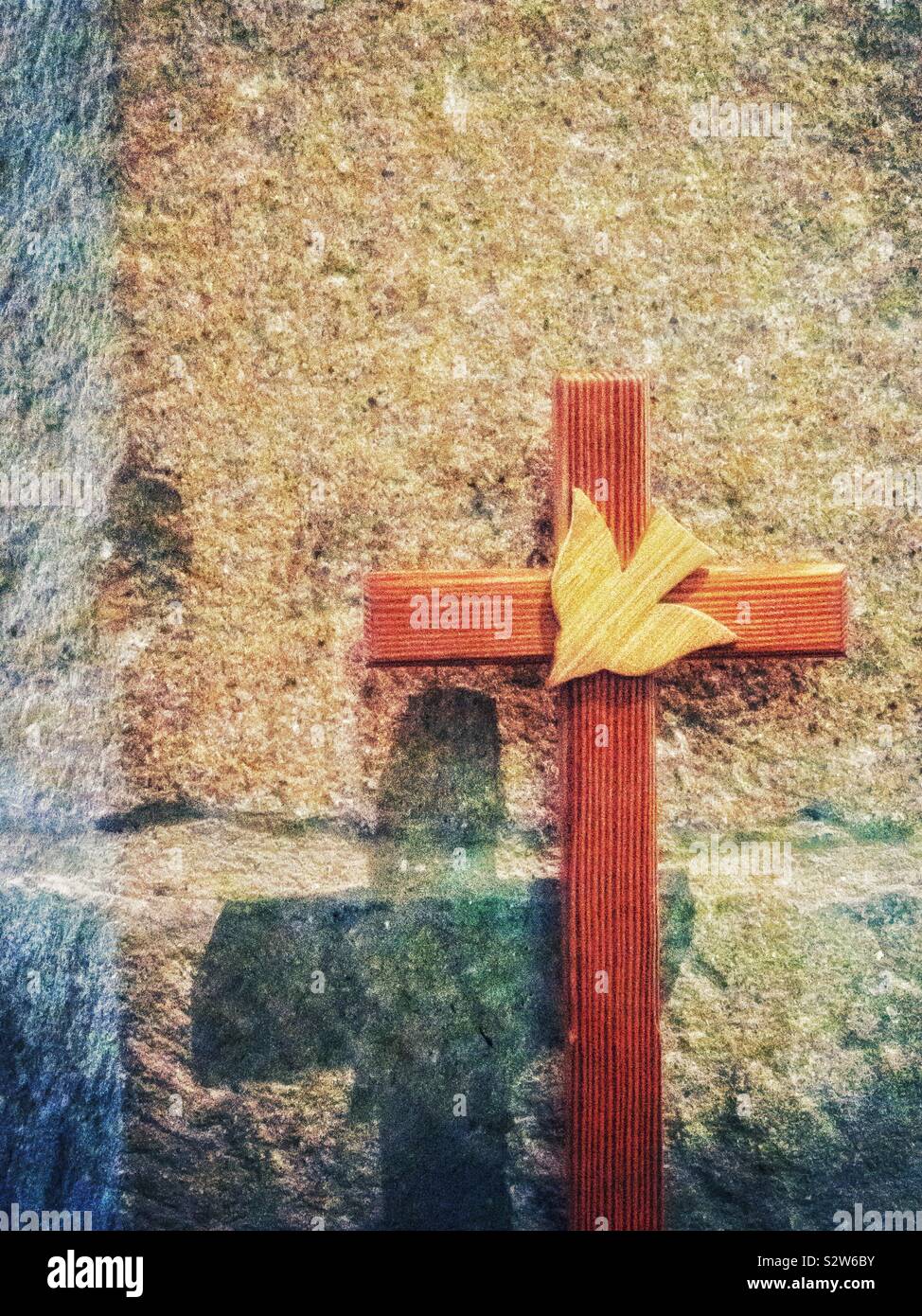 Holzkreuz mit einer Taube in einer Kirche. Stockfoto