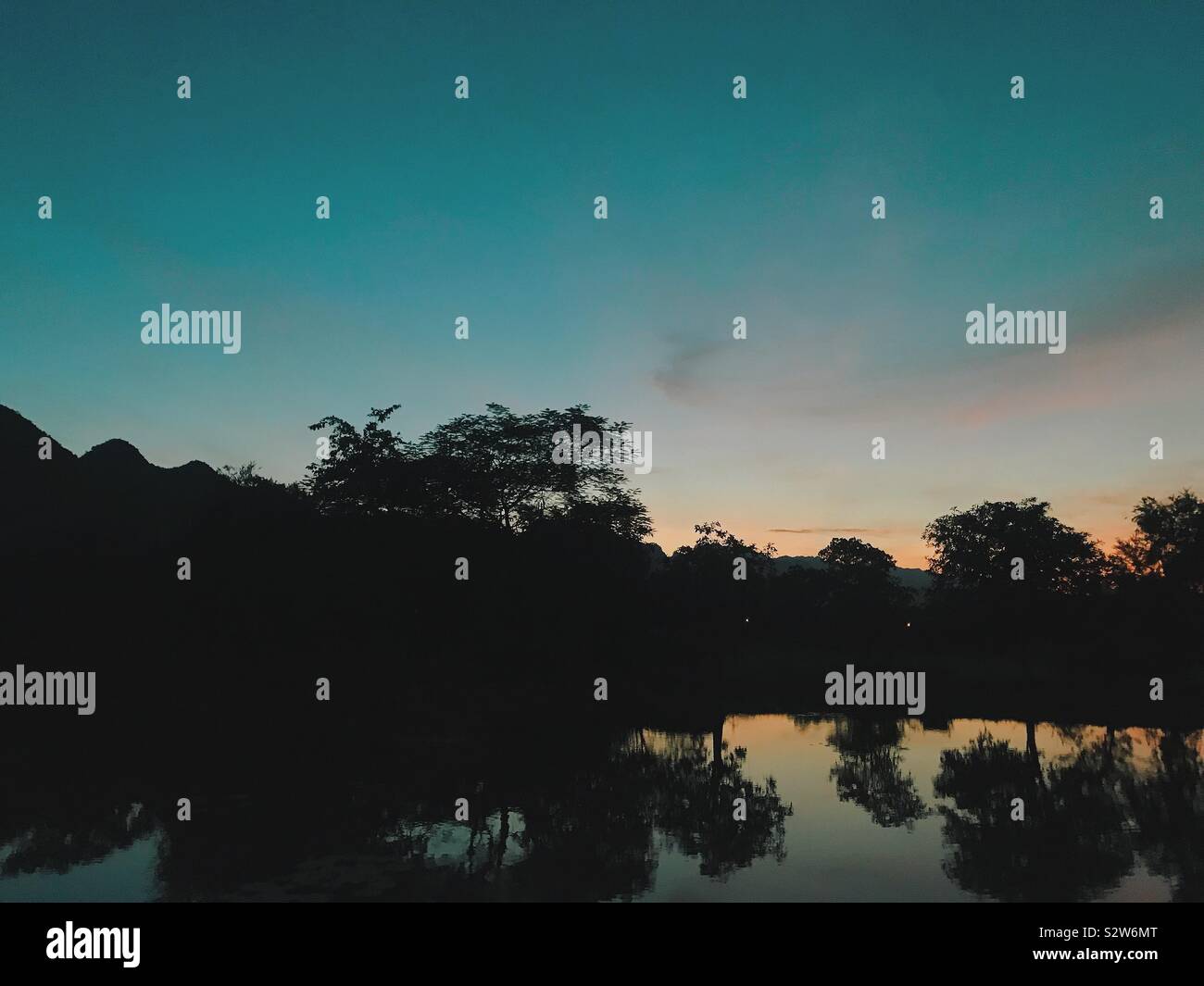 Schönen Sonnenuntergang in Cuc Phuong Wald, Provinz Ninh Binh, Vietnam Stockfoto