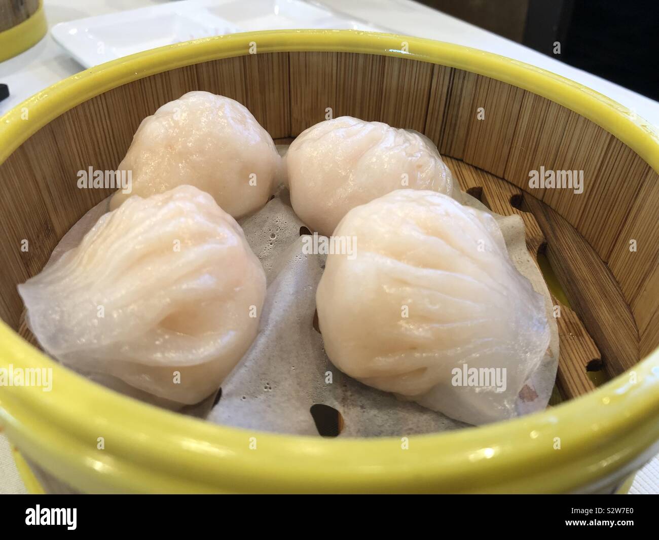 Har Gow Ist Eine Traditionelle Kantonesische Knodel Serviert In Dim Sum Auch Als Ha Gow Haukau Oder Shrimp Dumpling Bekannt Stockfotografie Alamy
