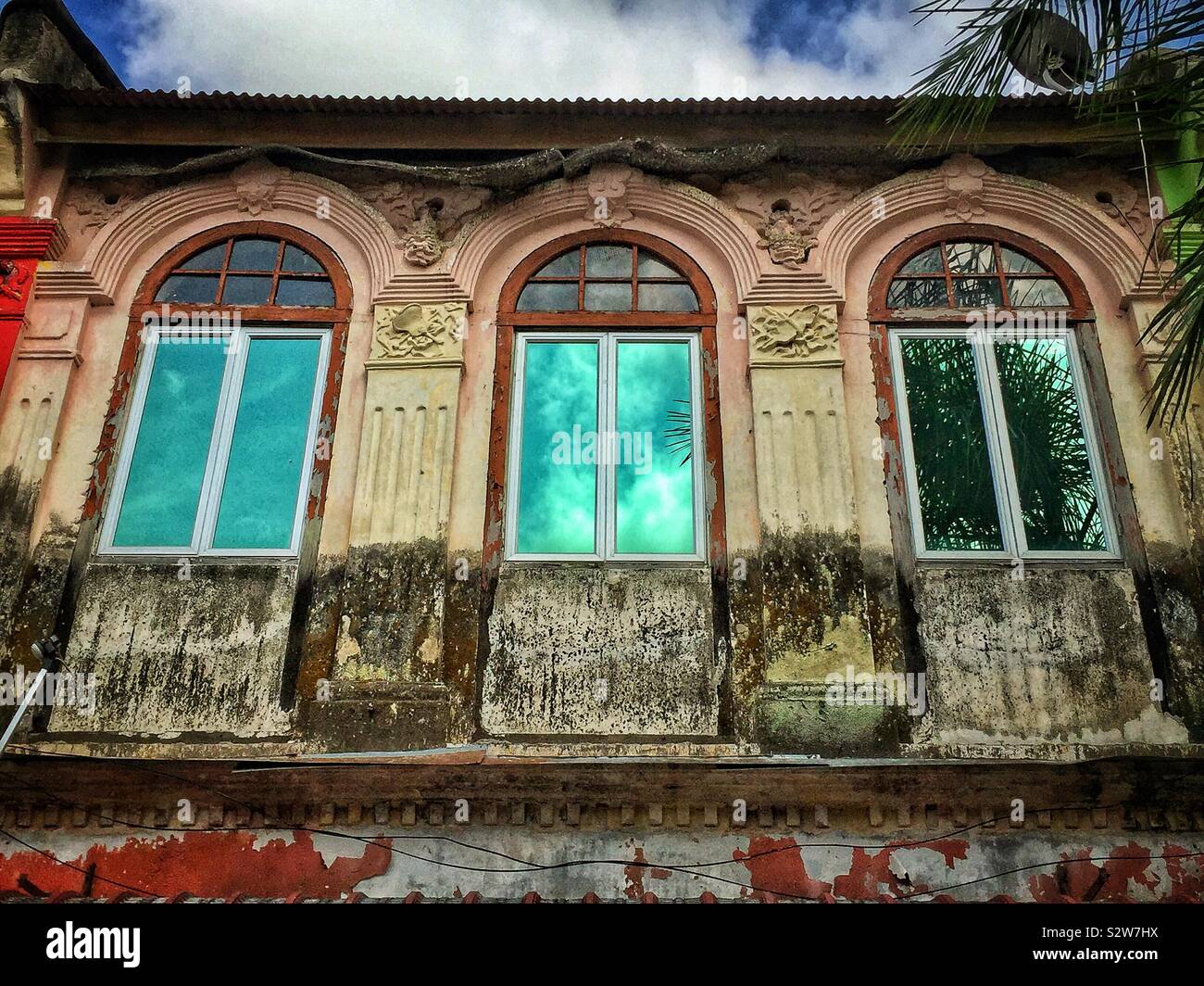 Obergeschoss eines alten terrassierten shop Haus, Lumut, Perak, Malaysia Stockfoto