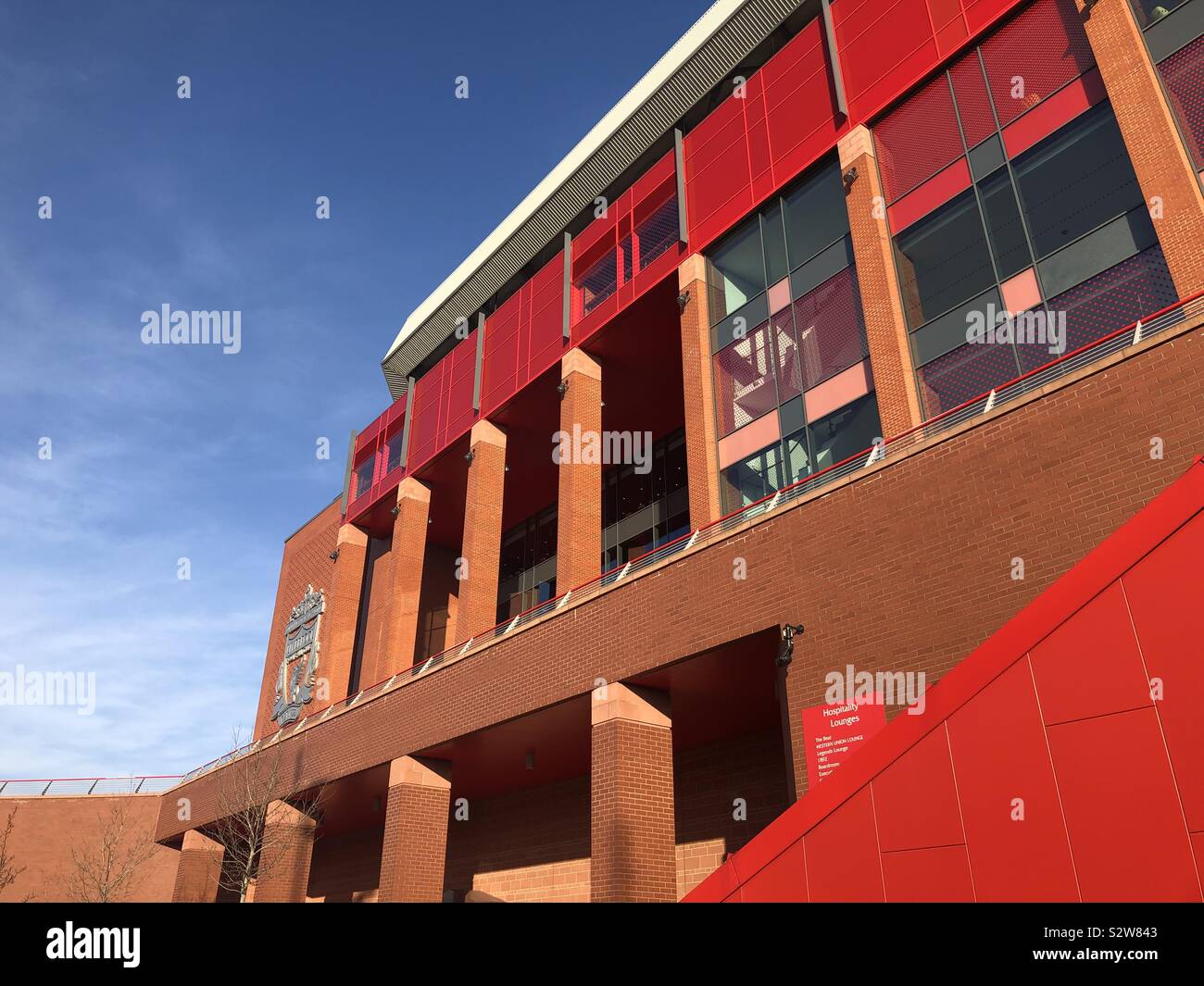 Anfield Stadion Liverpool Football Club. You'll never walk alone lfc Crest Badge auf dem Stadion an der Wand. Stockfoto