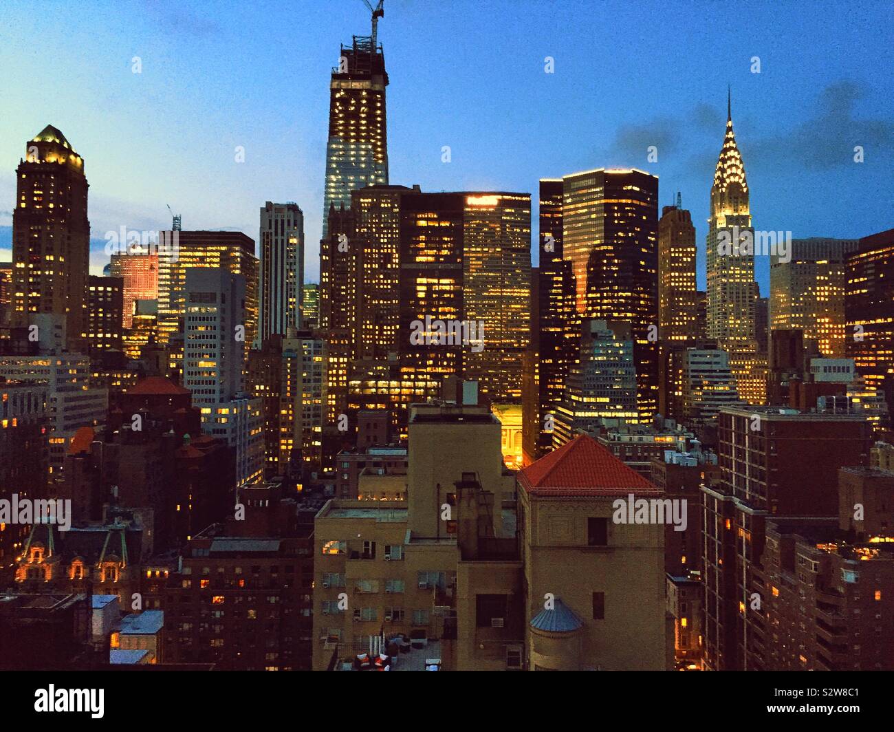 Nacht Zeit vista Avenue in Midtown Manhattan, als von einem Dach in Murray Hill, New York, USA - Smartphone-aufgenommenes Stockfoto