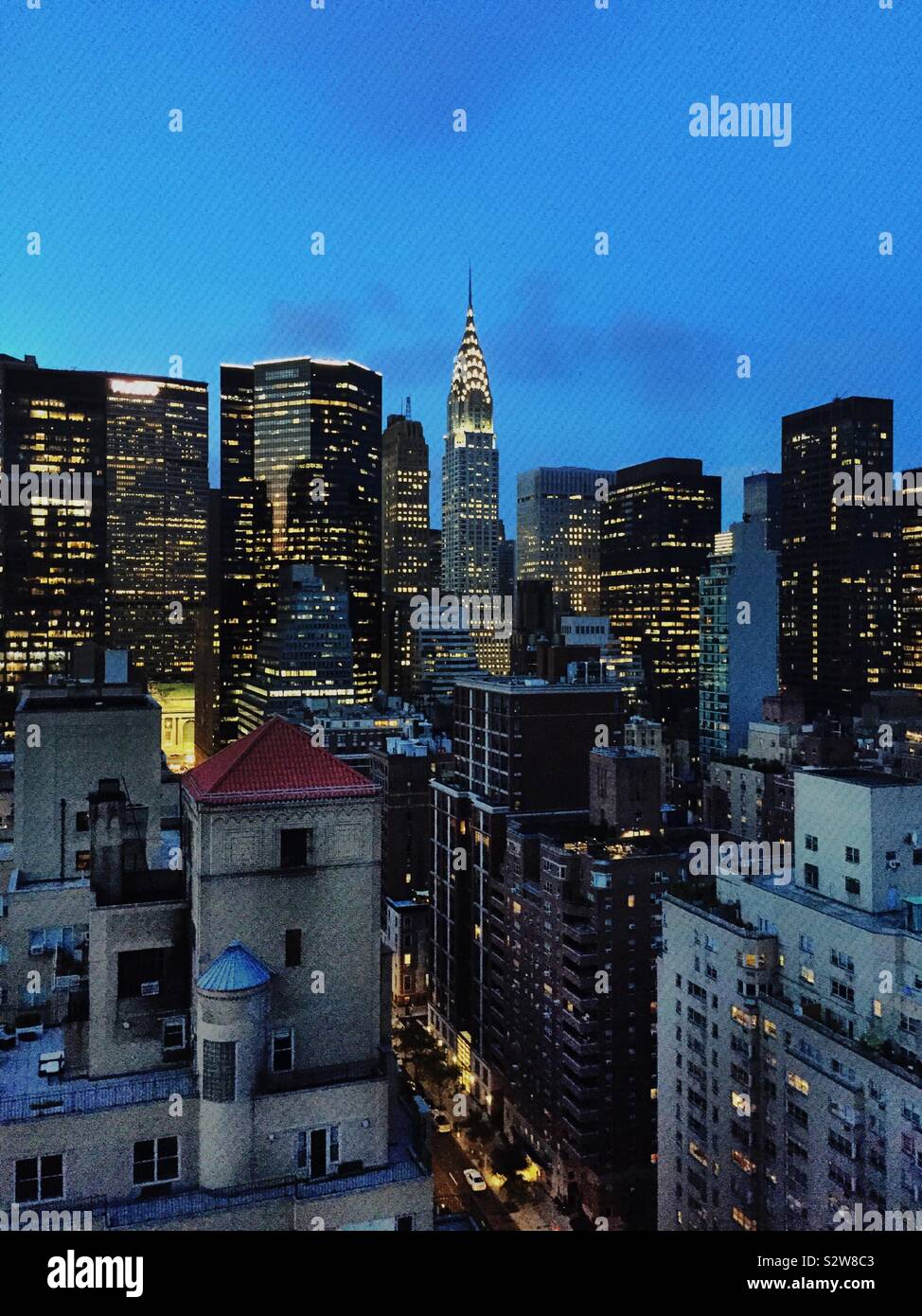 Nacht Zeit Vista von Midtown Manhattan Wolkenkratzer wie aus einer Dachterrasse in Murray Hill, New York, USA - Smartphone-aufgenommenes Stockfoto