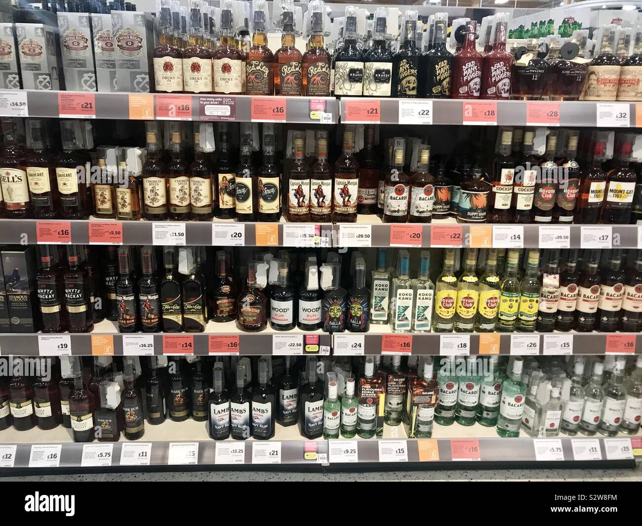 Flaschen Rum in Sainsbury's Supermarkt Stockfoto