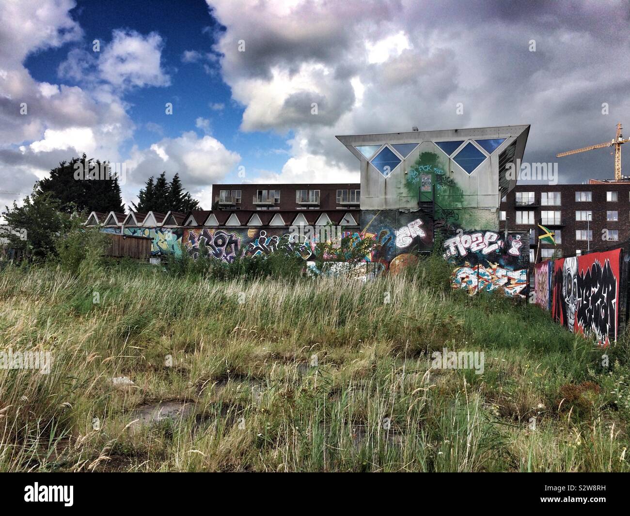 Moderne Gebäude, Abfall Boden und Graffiti Kunst - eine perfekte Darstellung von amsterdam-noord Stockfoto