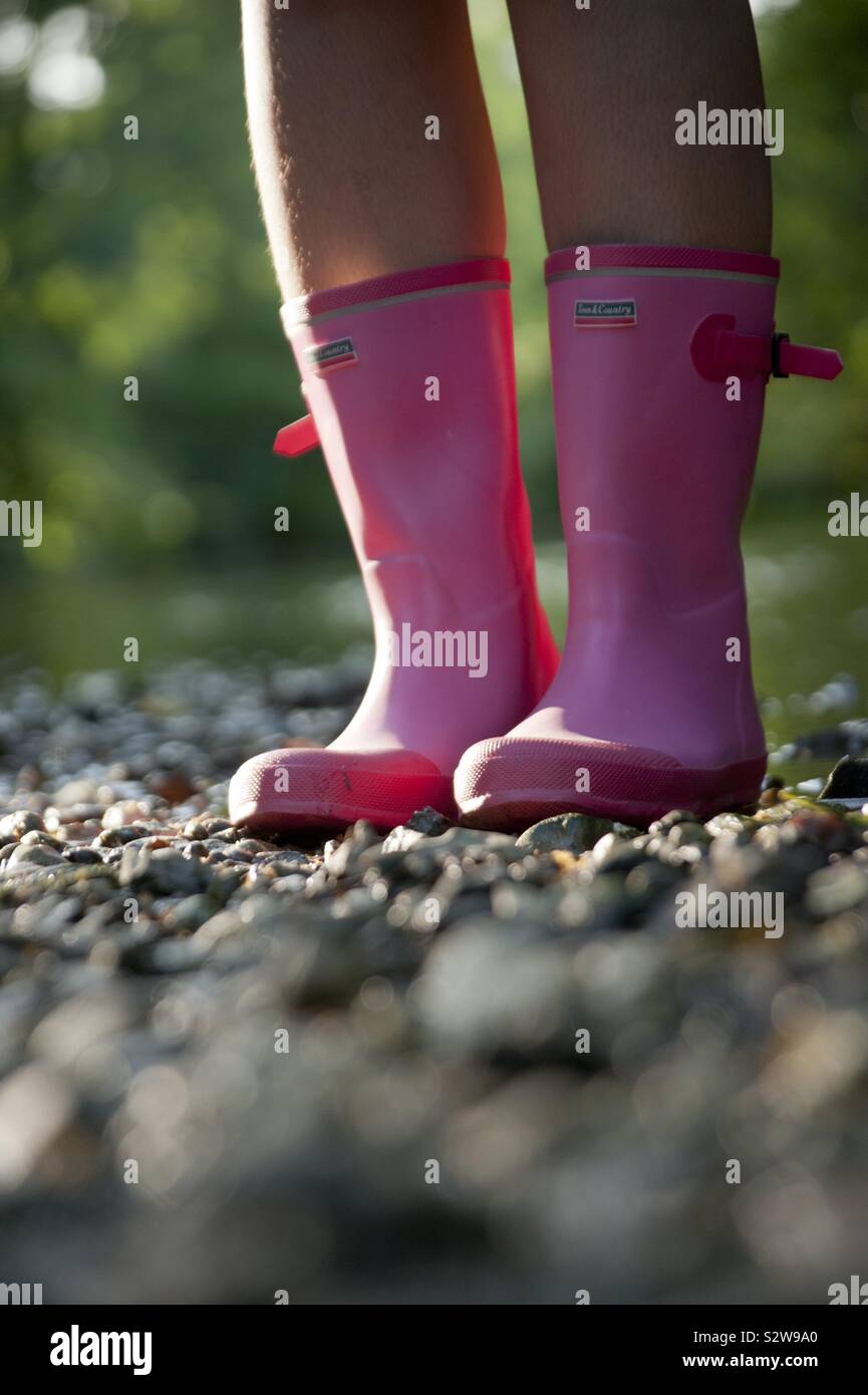 Rosa Gummistiefel Stockfoto