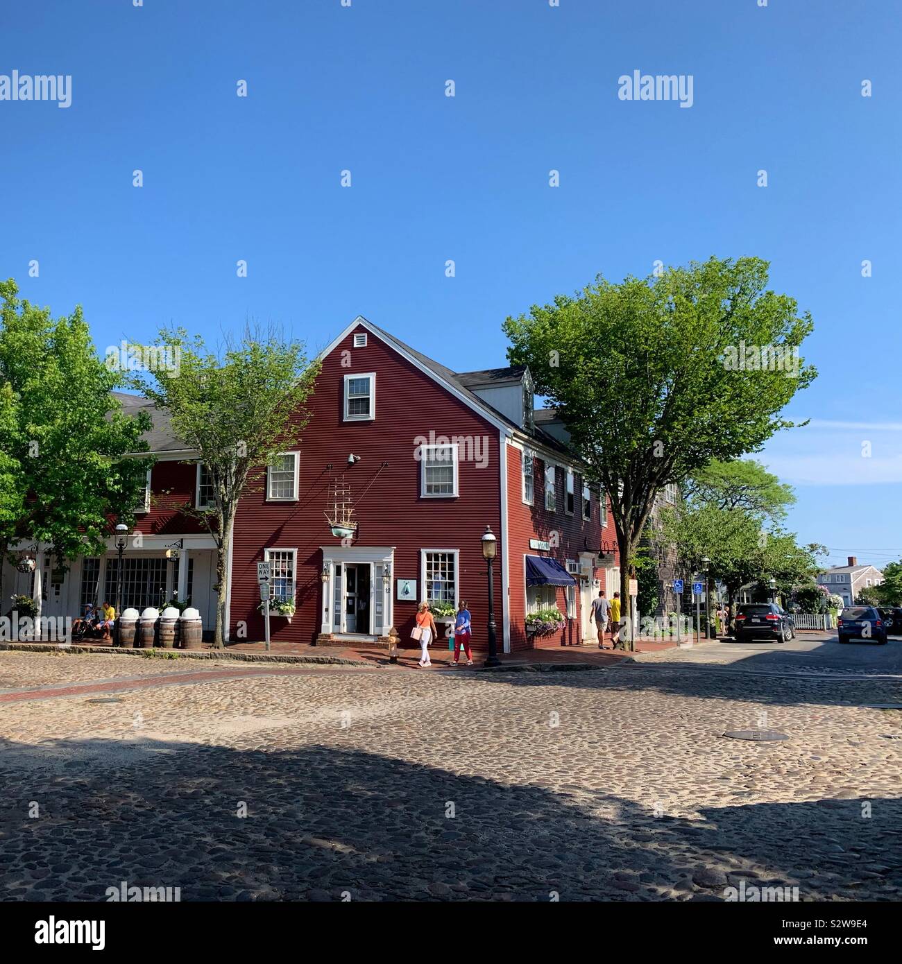 Ein rotes Gebäude auf der kopfsteingepflasterten Straßen von Nantucket, Massachusetts, Vereinigte Staaten von Amerika - Smartphone-aufgenommenes Stockfoto