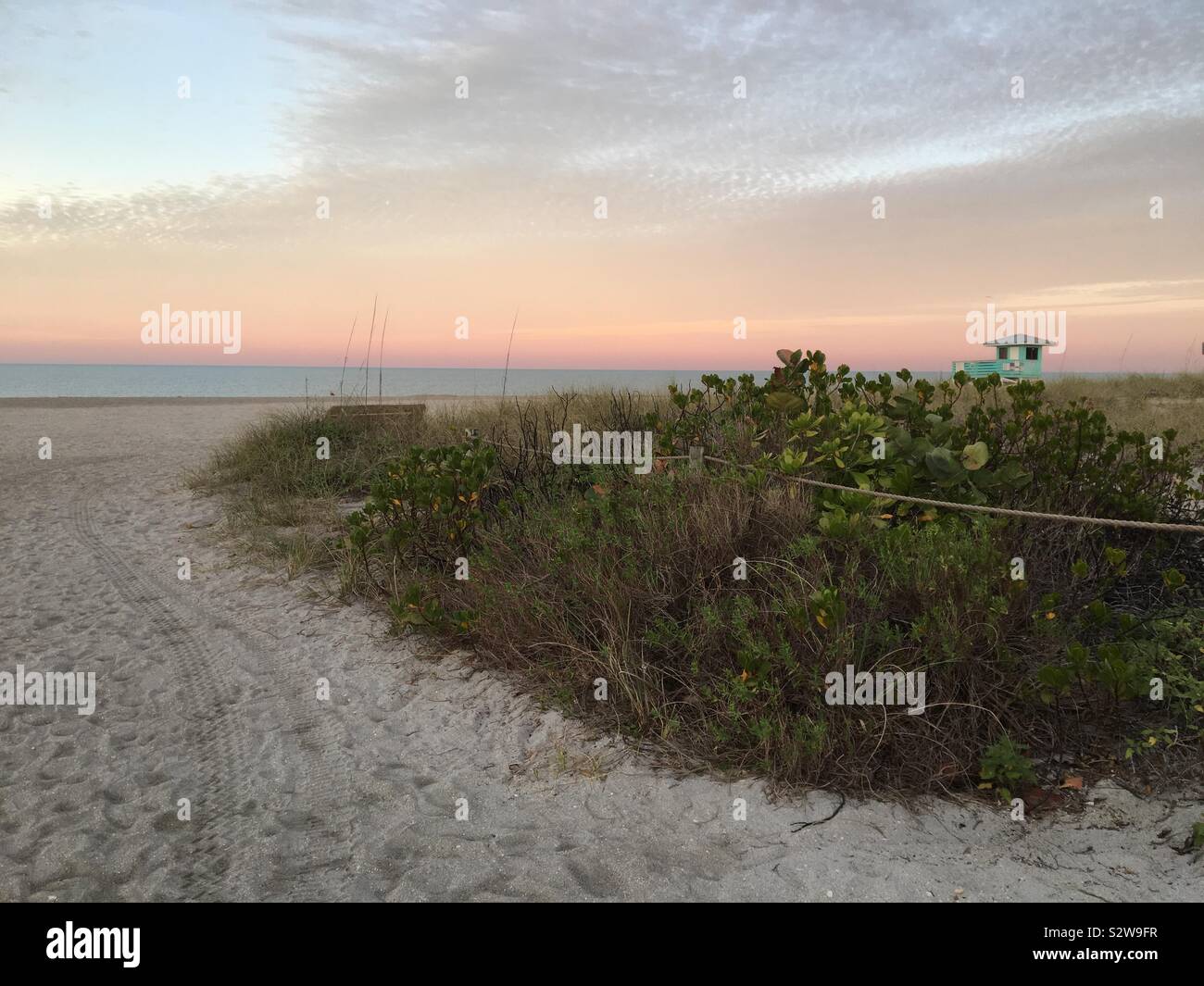 Sonnenaufgang am Venice Beach, Florida, USA, mit Bademeister Tierheim Stockfoto