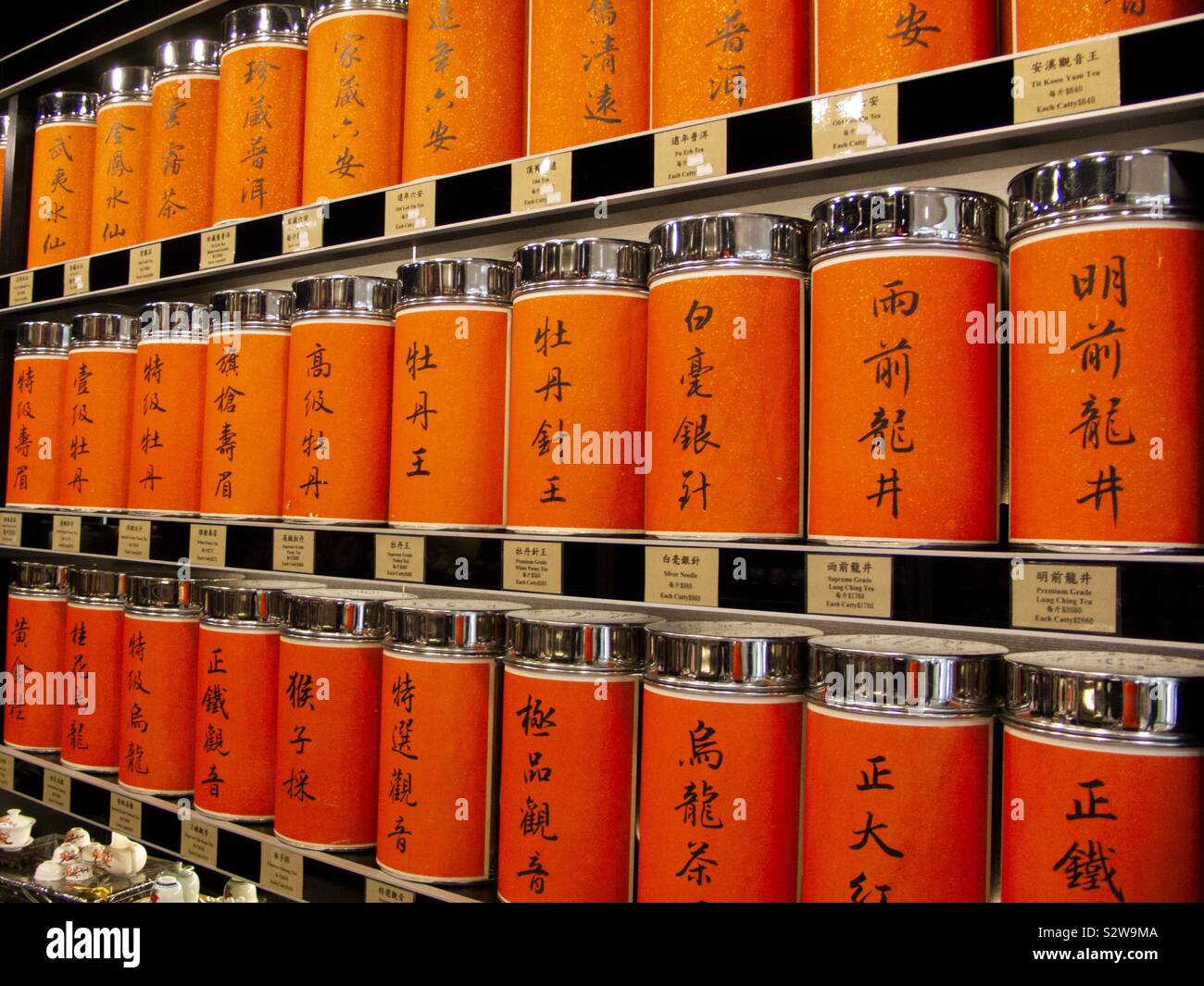 Chinesischer Tee in Dosen in den Zeilen - Smartphone-aufgenommenes Stockfoto