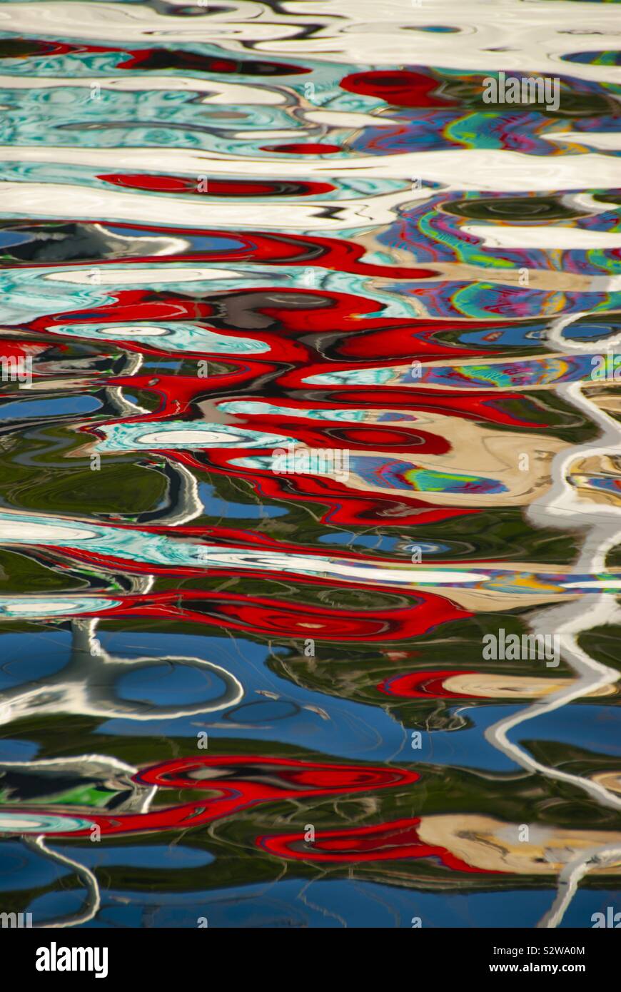 Spiegelungen im Wasser rot blau weiß Stockfoto