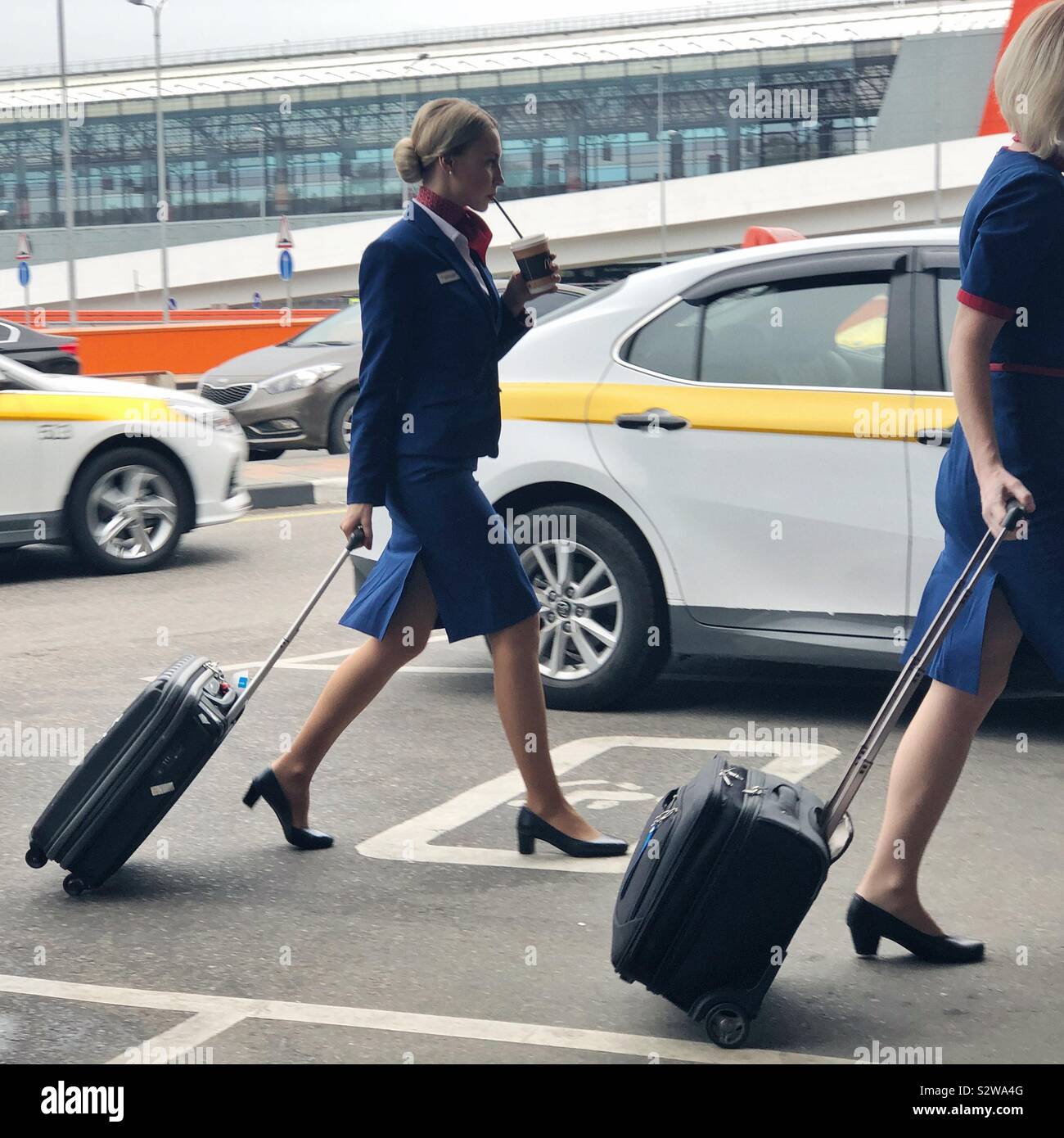 Russische Flugbegleiter in internationalen Flughafen Scheremetjewo in Moskau zu arbeiten - Smartphone-aufgenommenes Stockfoto