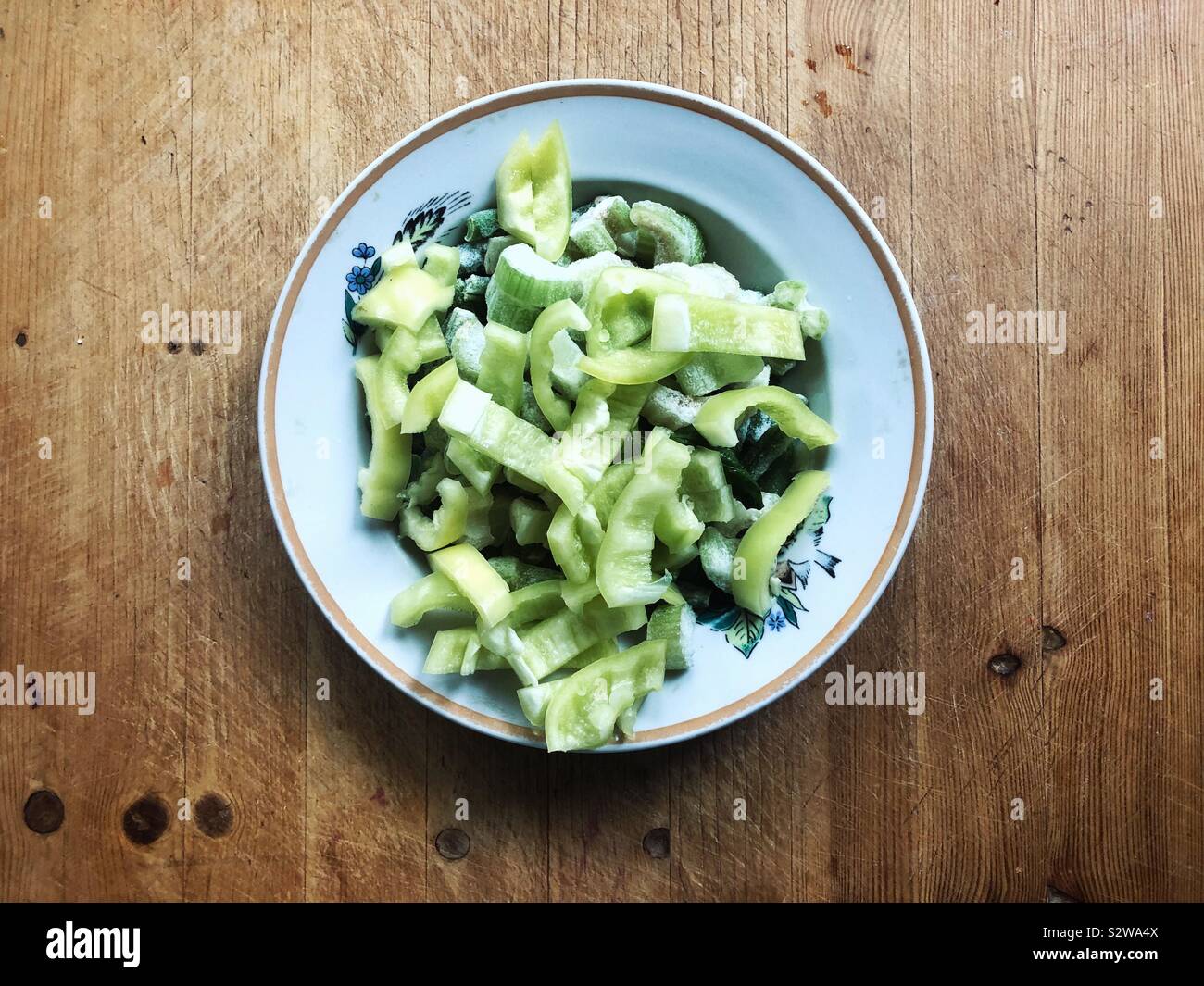 Grün geschnitten Bio Paprika auf Holz Schneidebrett Stockfoto
