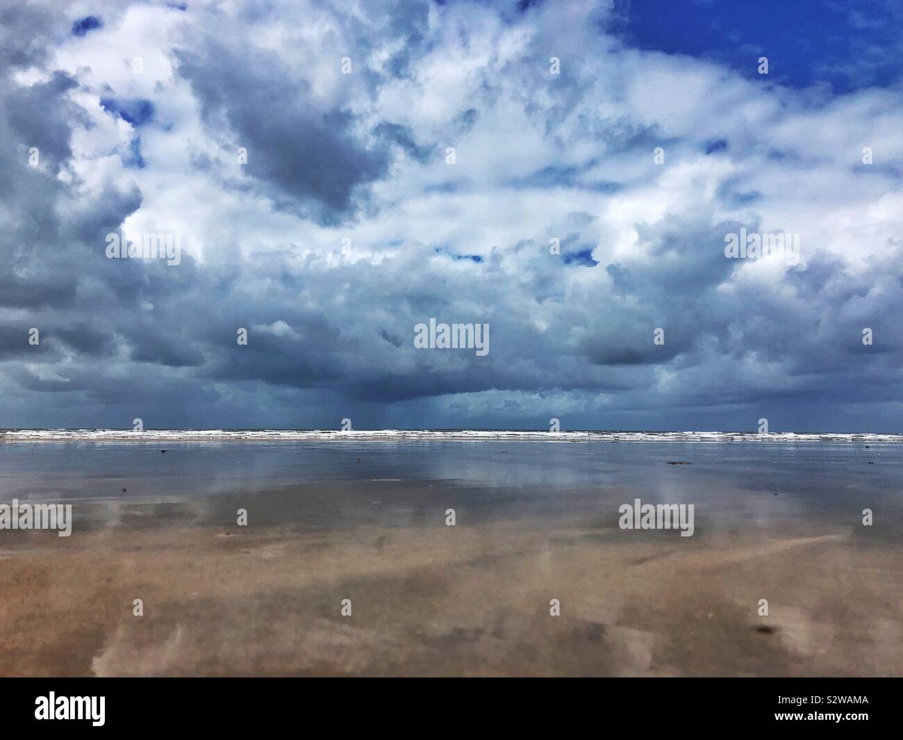 Westward Ho Strand bei Ebbe mit aufkommender Regen Wolken, August. - Smartphone-aufgenommenes Stockfoto