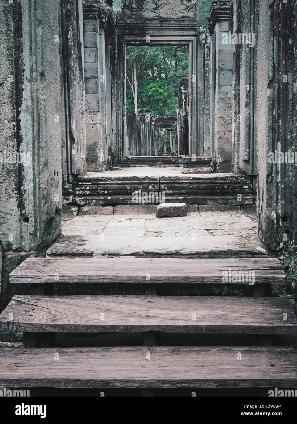 Alte Flur und Schritten durch buddhistische Tempel Ruinen von Angkor Thom in der Nähe von Siem Reap, Kambodscha im Juni 2019 Stockfoto