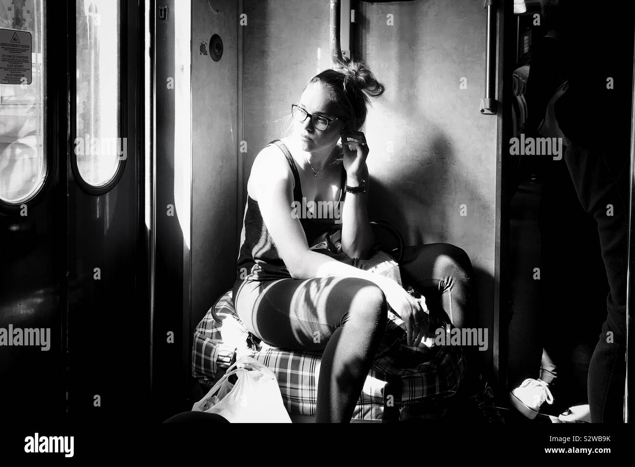 Schöne Mädchen reisen in einem Zug Stockfoto
