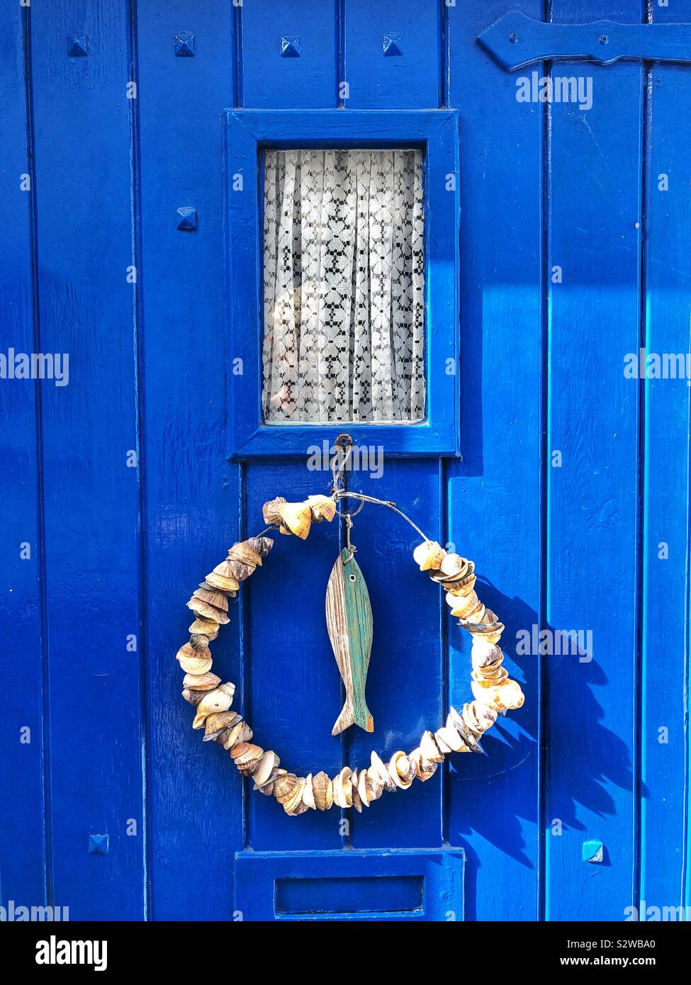 Dekorative Tür Schmuck aus Muscheln. Stockfoto