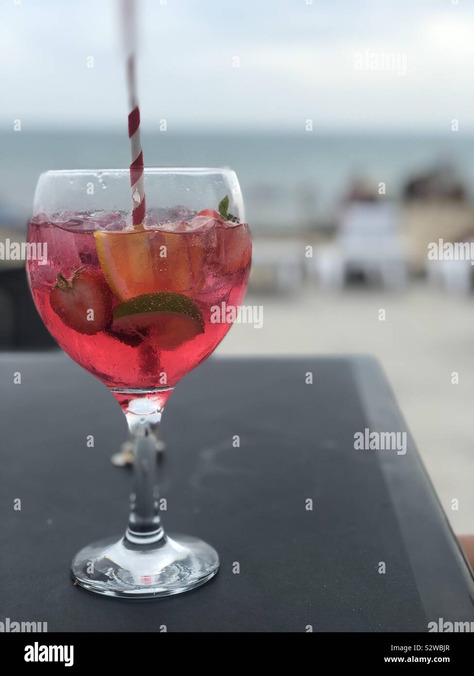 Ein Pink Gin an der Küste Stockfoto