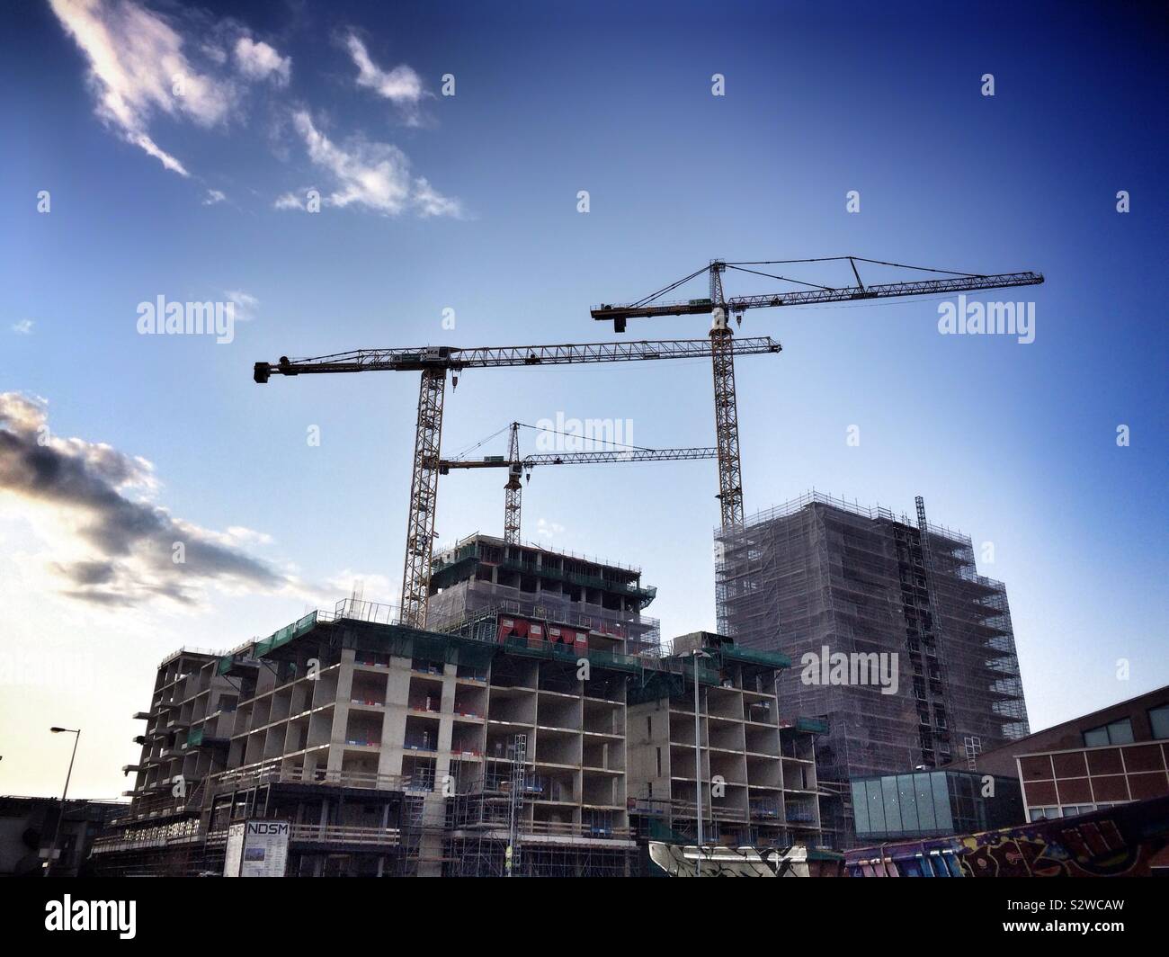 Die Bauarbeiten an der NDSM-Werft - Plein in Amsterdam, ein Gebiet, wo gerade eine Menge Entwicklung - Smartphone-aufgenommenes Stockfoto