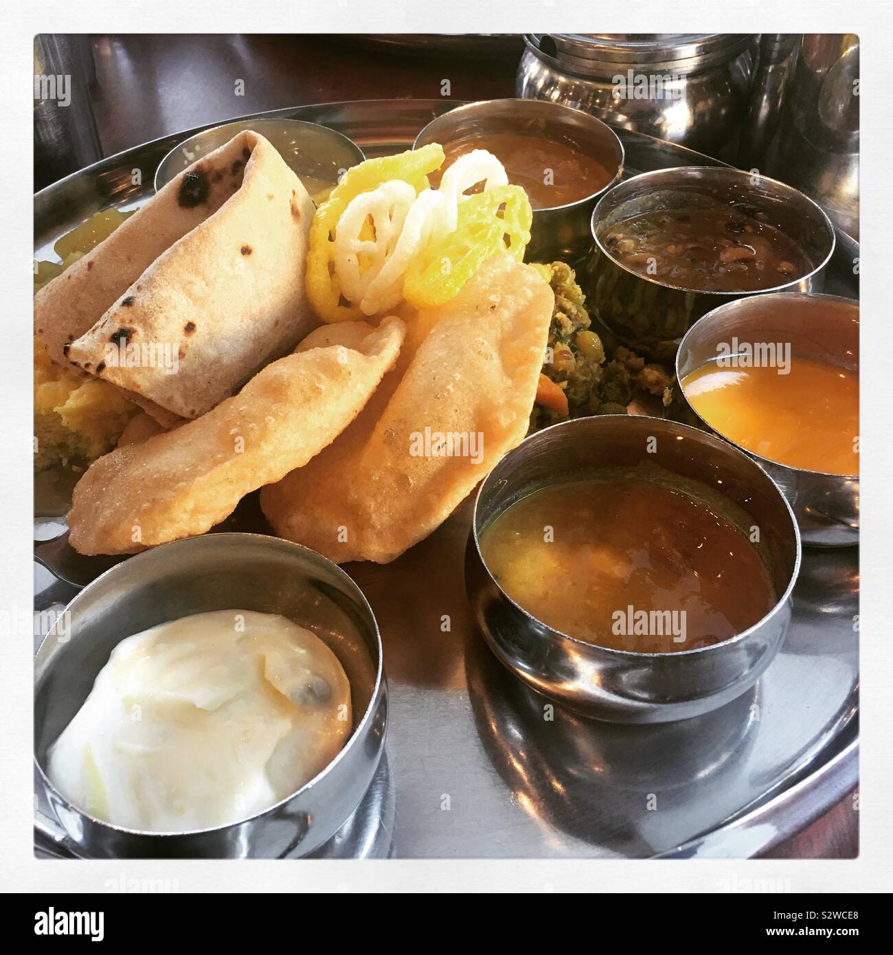 Ein super leckeres vegetarisches thali Mahlzeit! Stockfoto