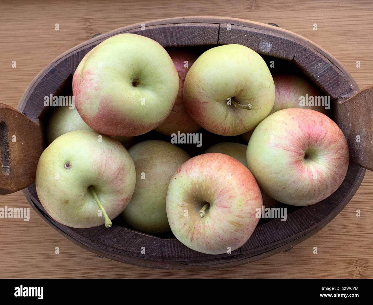 Frische Äpfel von Monti Sibillini, Region Marken, Italien, in einem hölzernen Warenkorb Stockfoto