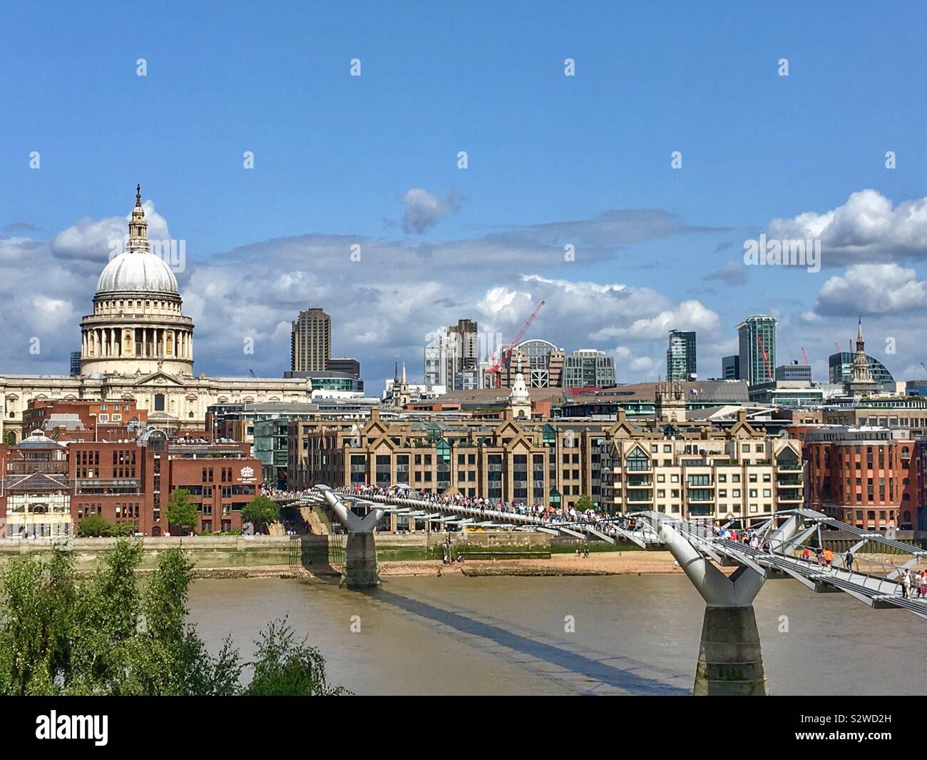 Blick auf Saint Paul's Cathedral, Millennium Bridge über die Themse in London, England, Großbritannien - Smartphone-aufgenommenes Stockfoto