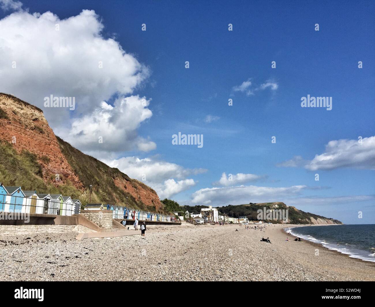 Blick über Seaton Strand mit Blick auf die Stadt, Devon, Großbritannien - Smartphone-aufgenommenes Stockfoto