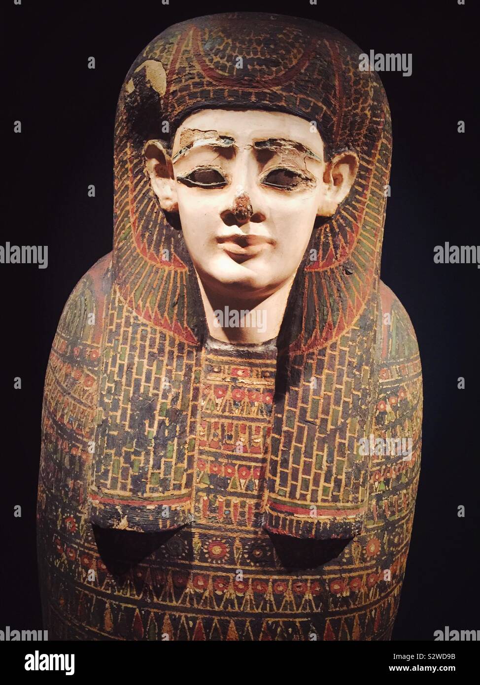 Einem inneren anthropoiden Sarg in der Ägypten Flügel des Metropolitan Museum of Art, New York City, USA angezeigt Stockfoto