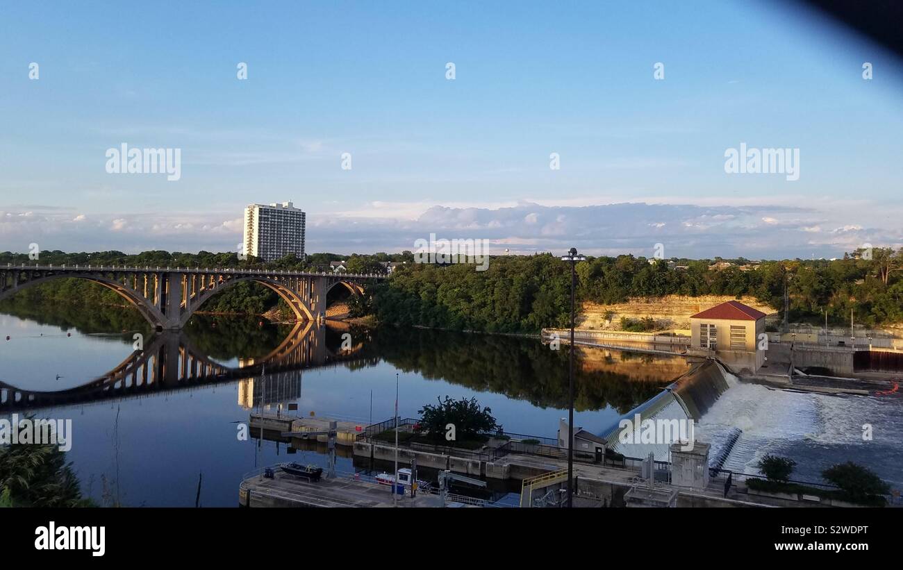 Blick auf den Mississippi River und Ford Brücke aus Minnesota Veteranen nach Hause in Minneapolis Stockfoto