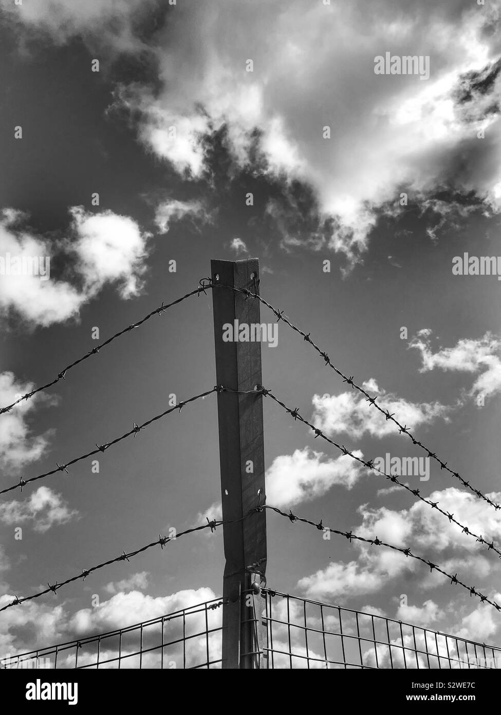 Stacheldraht und Metall Zaun - Smartphone-aufgenommenes Stockfoto