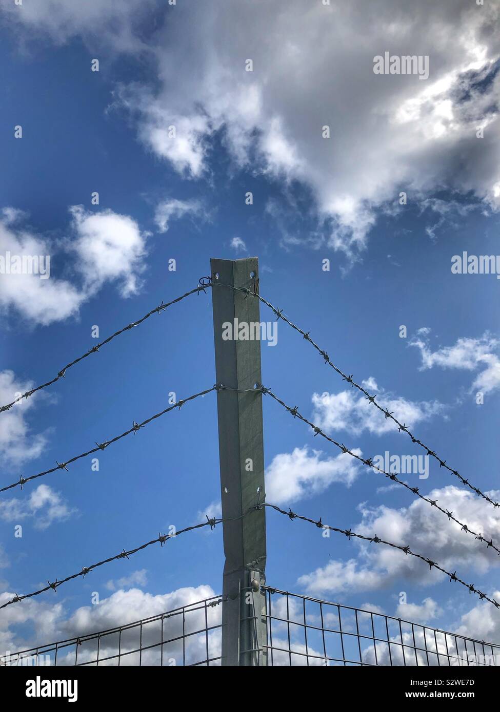 Stacheldraht und Metall Zaun - Smartphone-aufgenommenes Stockfoto