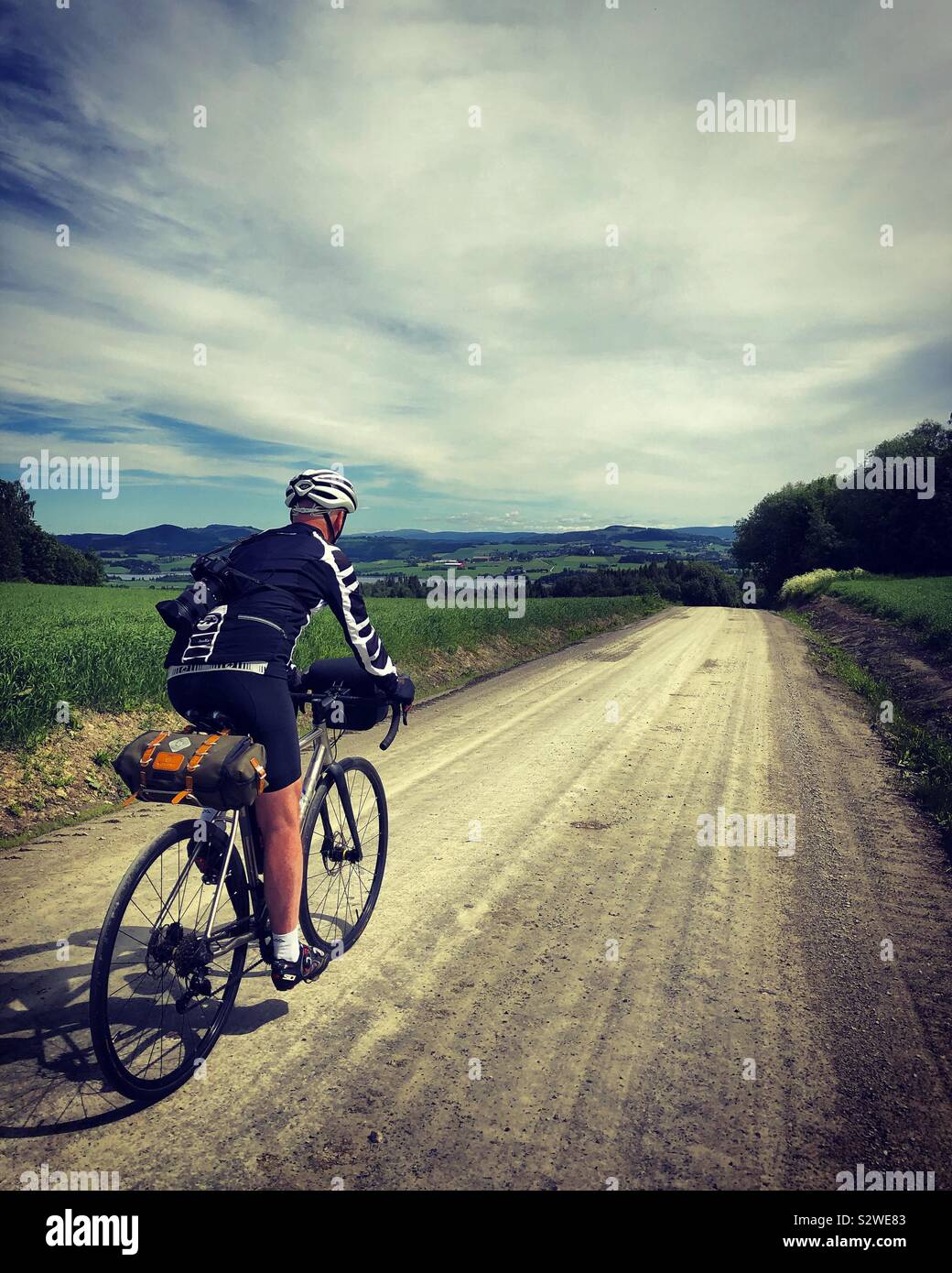 Männliche Radfahrer reiten die Schotterpisten in der Nähe von Trondheim, Norwegen. Stockfoto