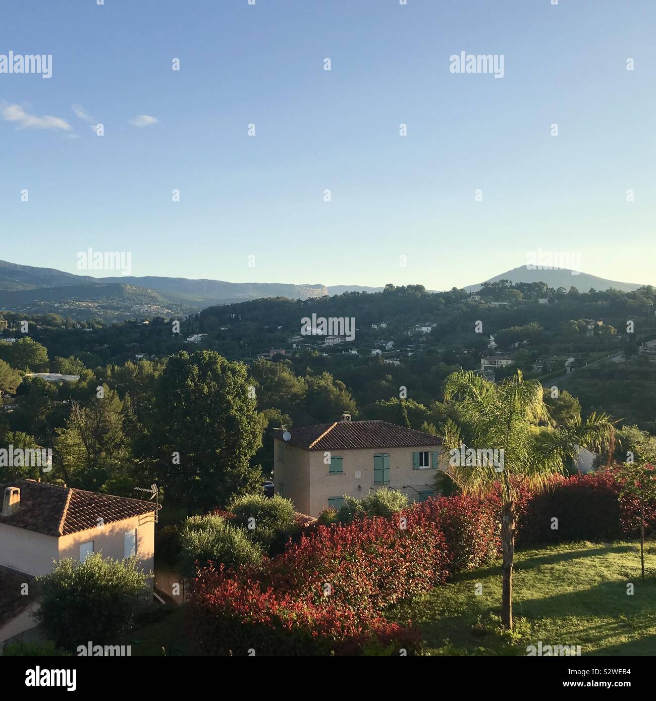 Wohngebiet in der Provence, im Süden Frankreichs, im Sommer Stockfoto