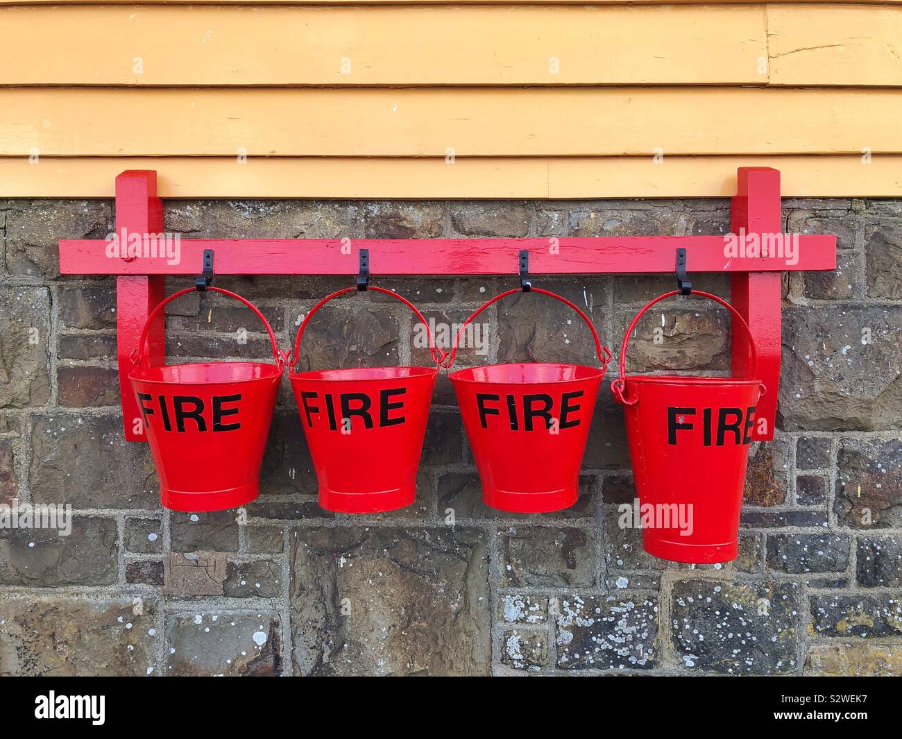 Red Fire eimer Instow am alten Bahnhof an der Tarka Trail, North Devon. Stockfoto
